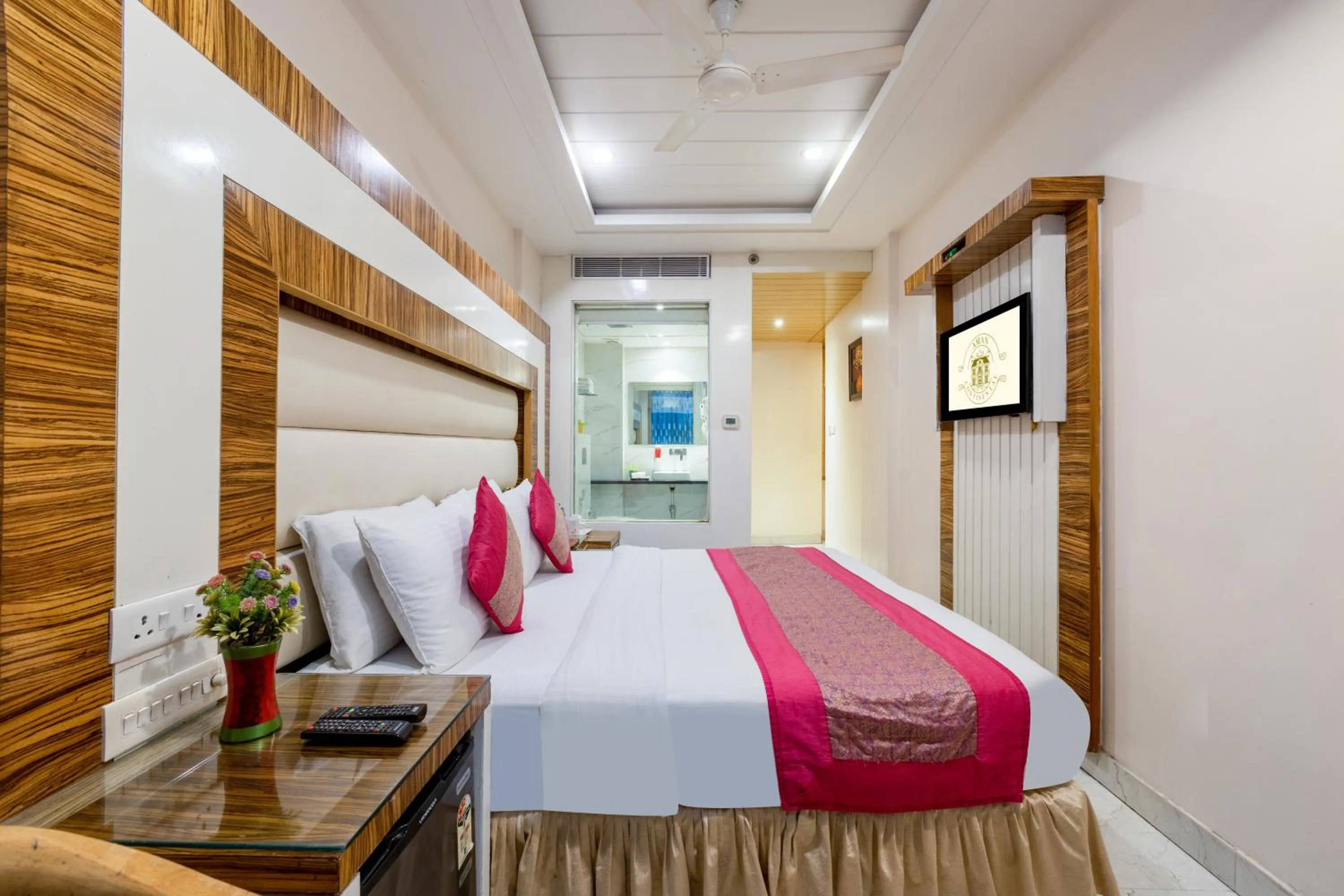 Bed in Aman Continental With Restaurant - 5Mins from Connaught Place ,Railway Station & Metro