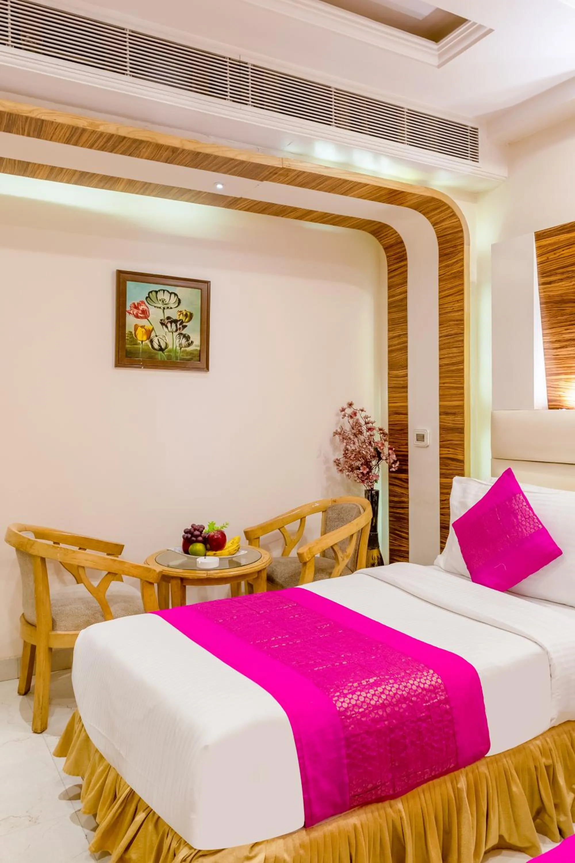 Bed in Aman Continental With Restaurant - 5Mins from Connaught Place ,Railway Station & Metro