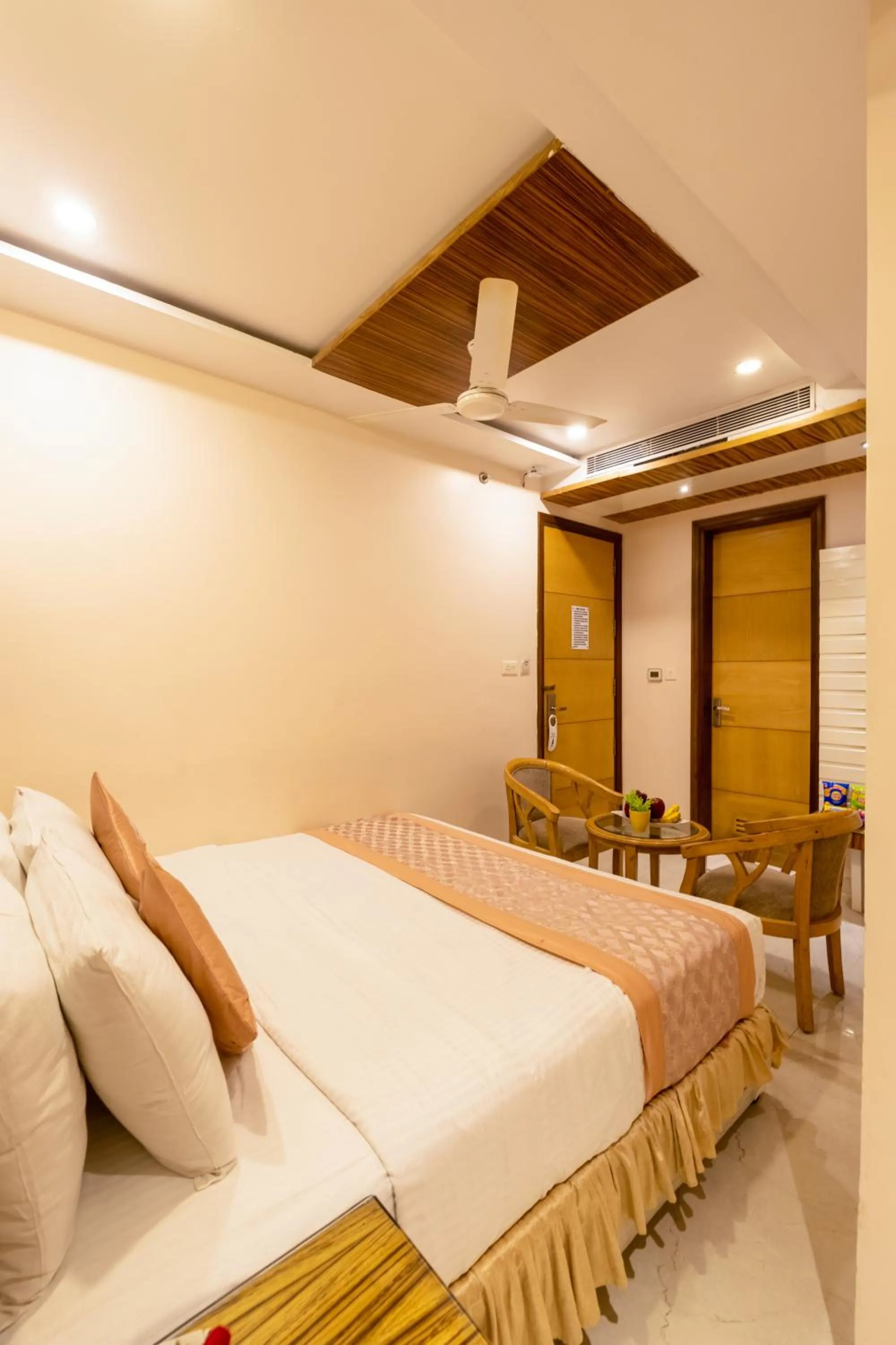 Bed in Aman Continental With Restaurant - 5Mins from Connaught Place ,Railway Station & Metro