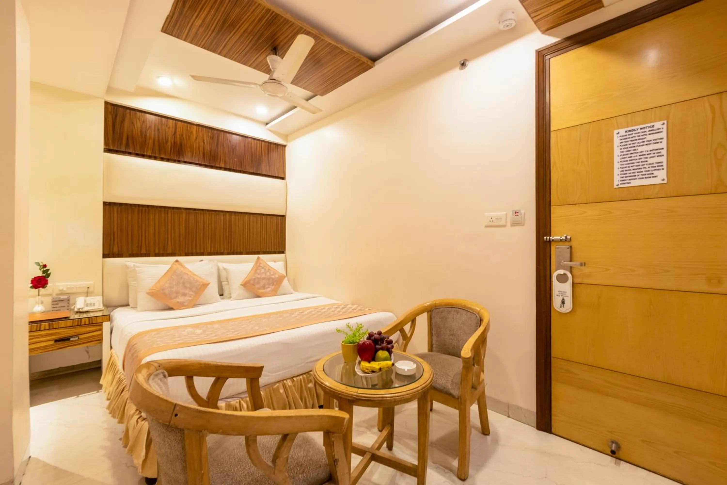 Bedroom, Bed in Aman Continental With Restaurant - 5Mins from Connaught Place ,Railway Station & Metro