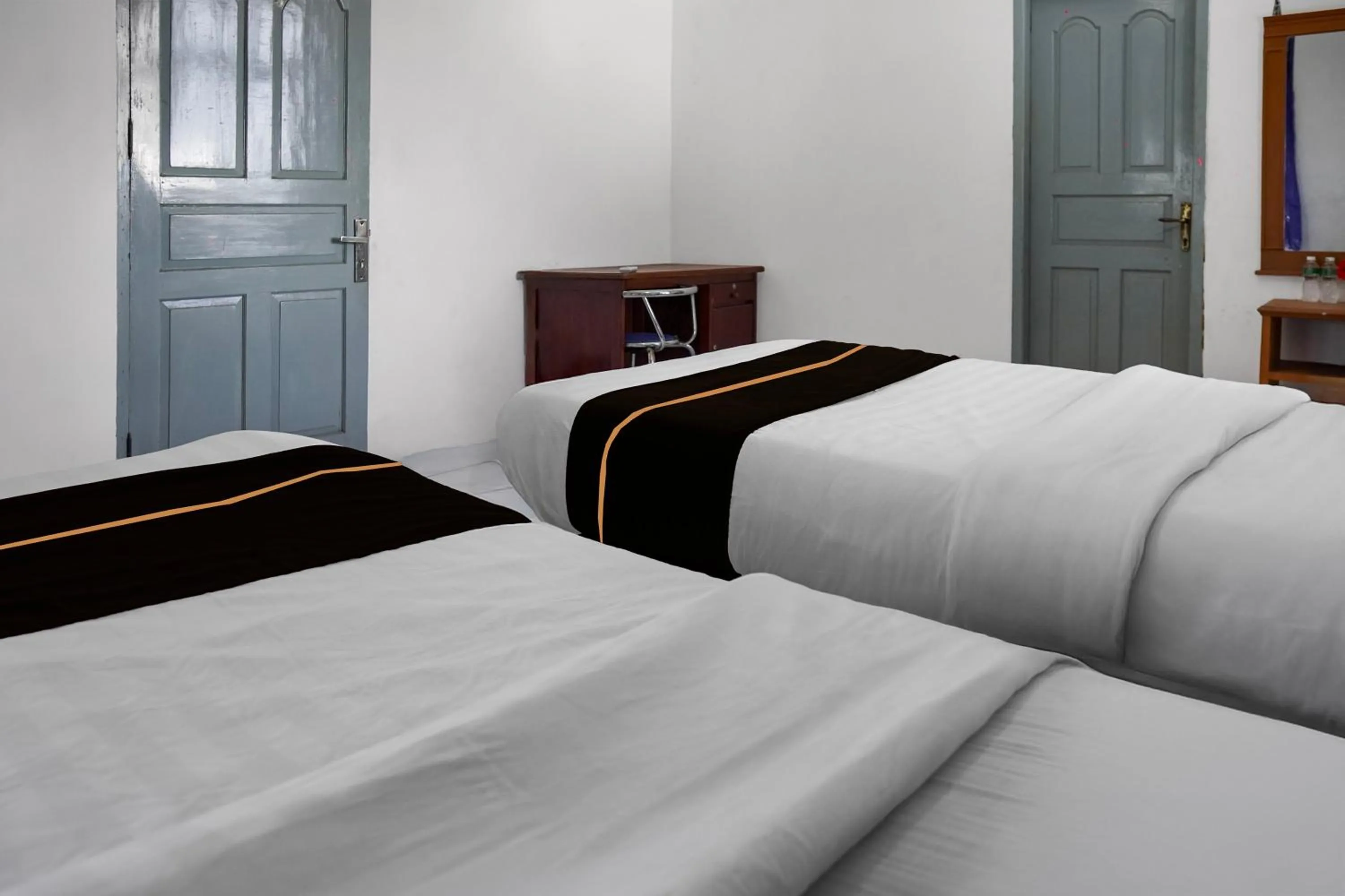 Standard Twin Room in Collection O near Universitas Negeri Padang formerly Hotel Amra