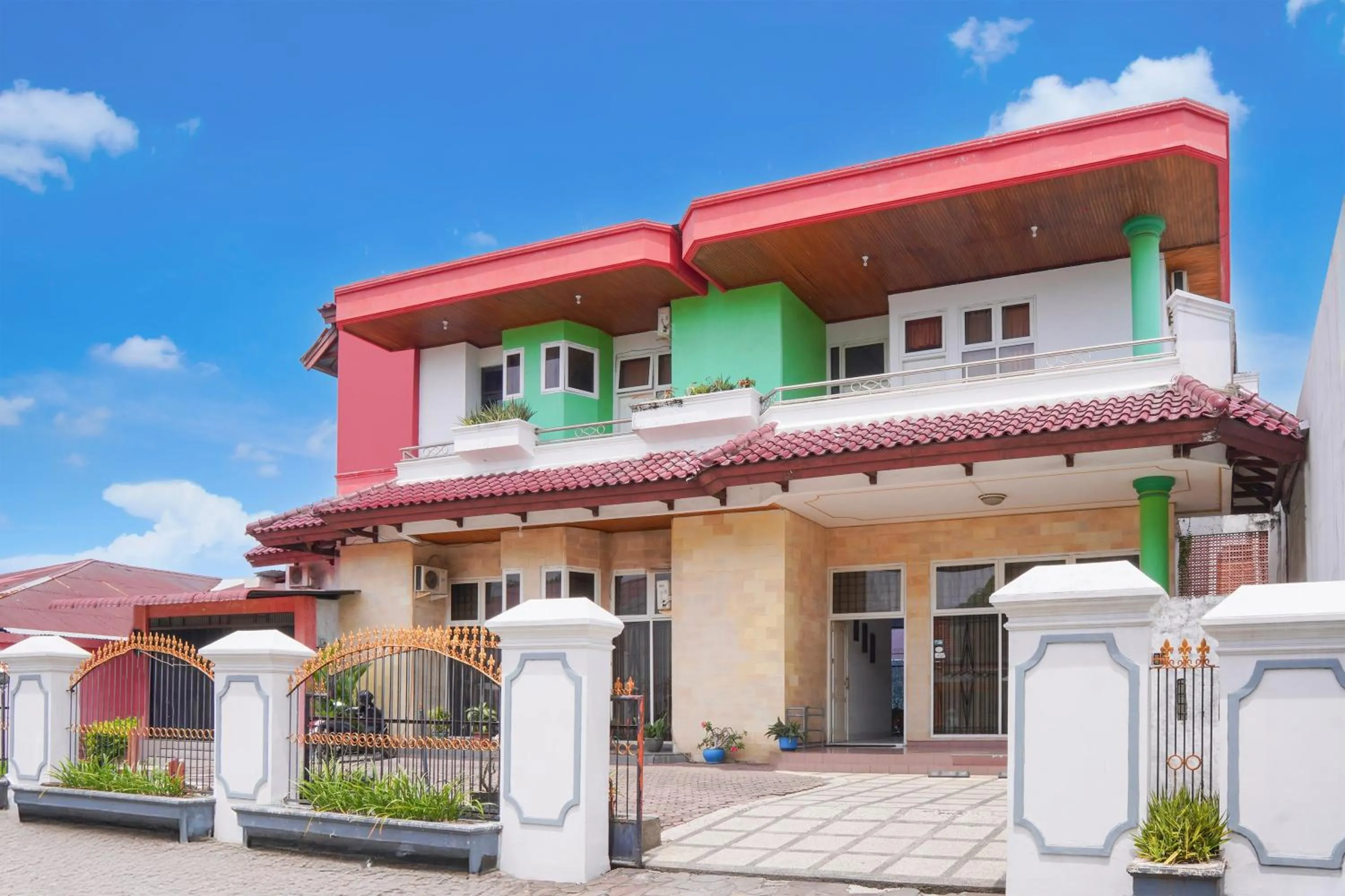 Facade/entrance in Collection O near Universitas Negeri Padang formerly Hotel Amra