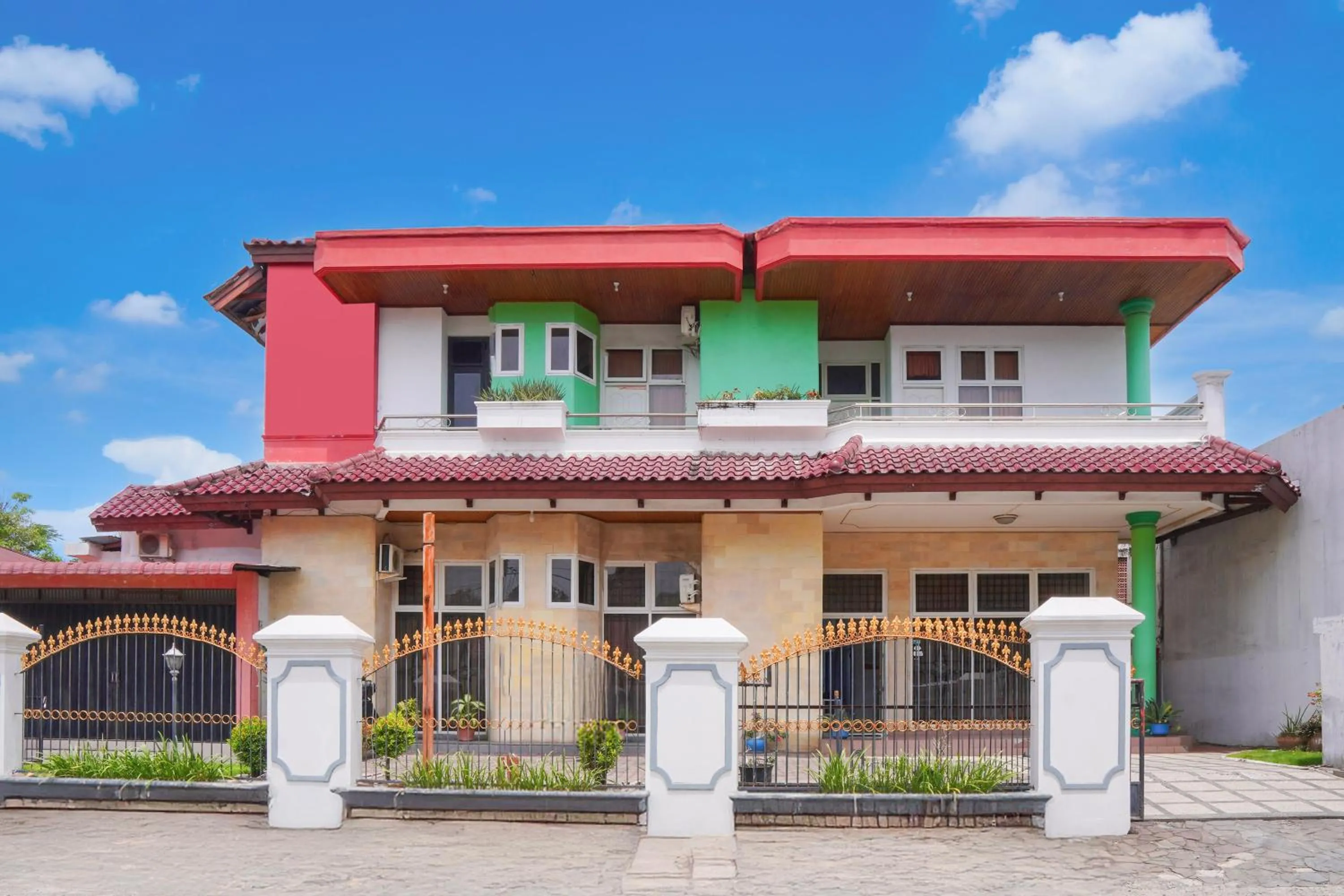 Facade/entrance in Collection O near Universitas Negeri Padang formerly Hotel Amra