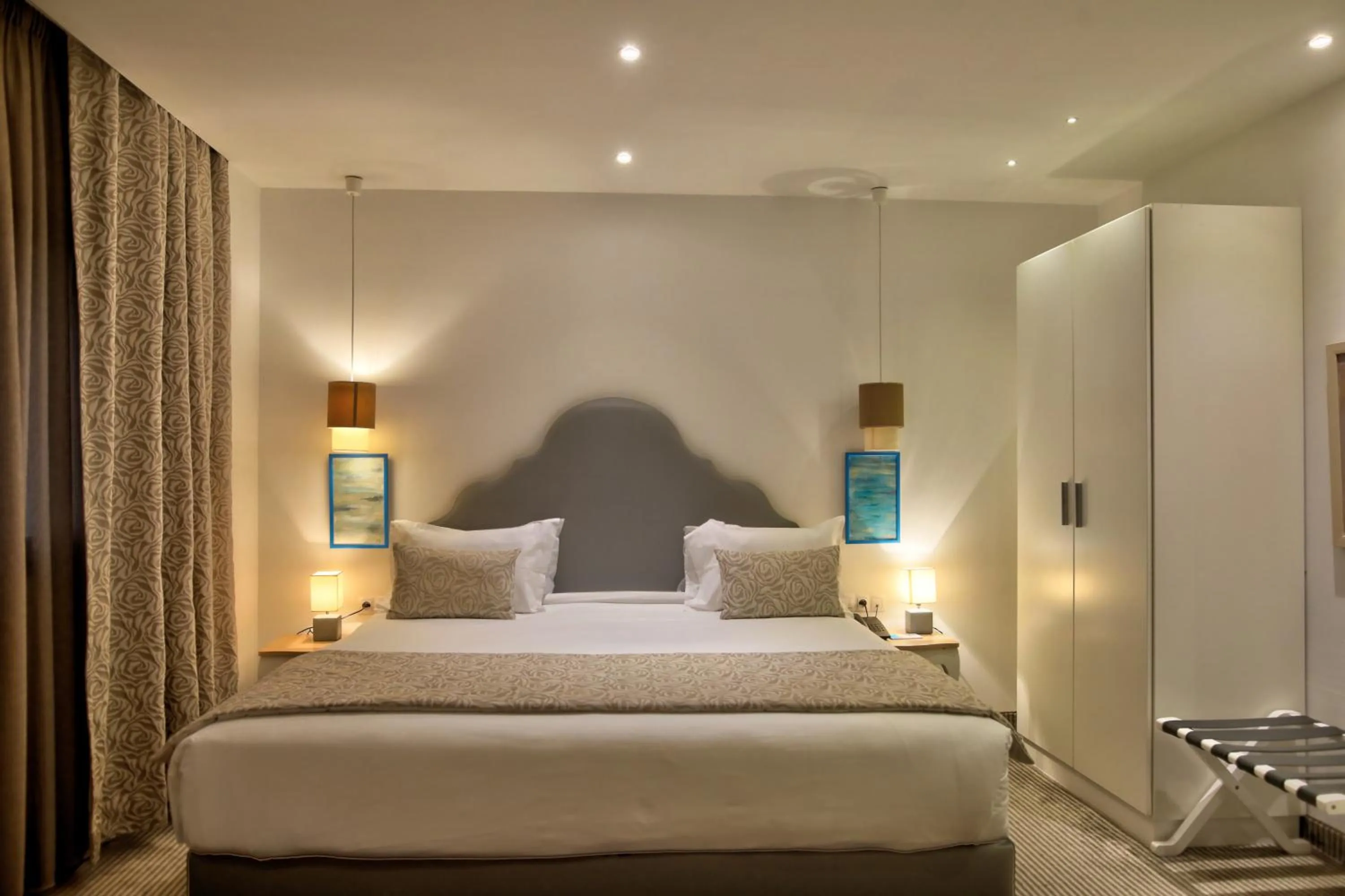 Bedroom, Bed in Hotel Lac Leman, LES BERGES DU LAC