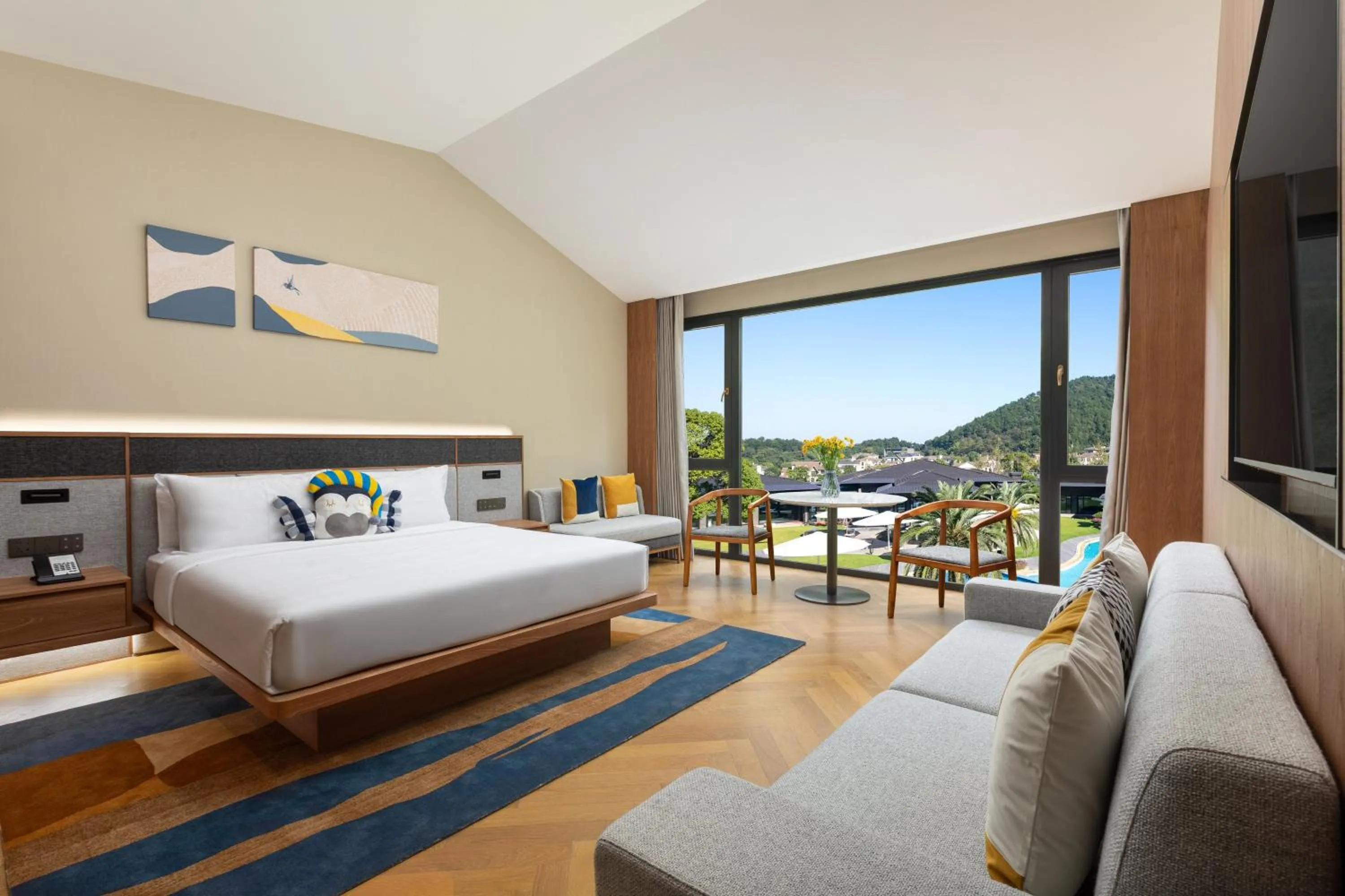 Photo of the whole room, Bed in voco Ningbo Dongqian Lake by IHG