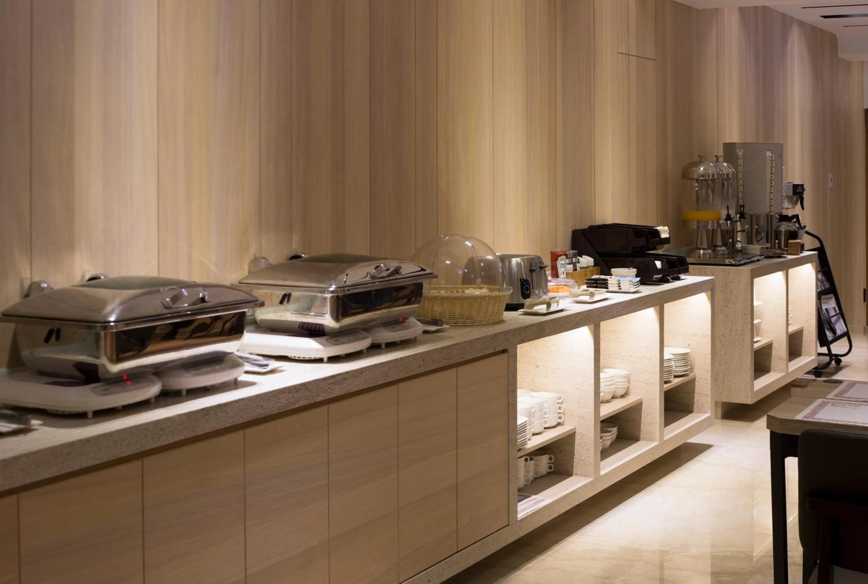 Restaurant/places to eat in Noble Hotel