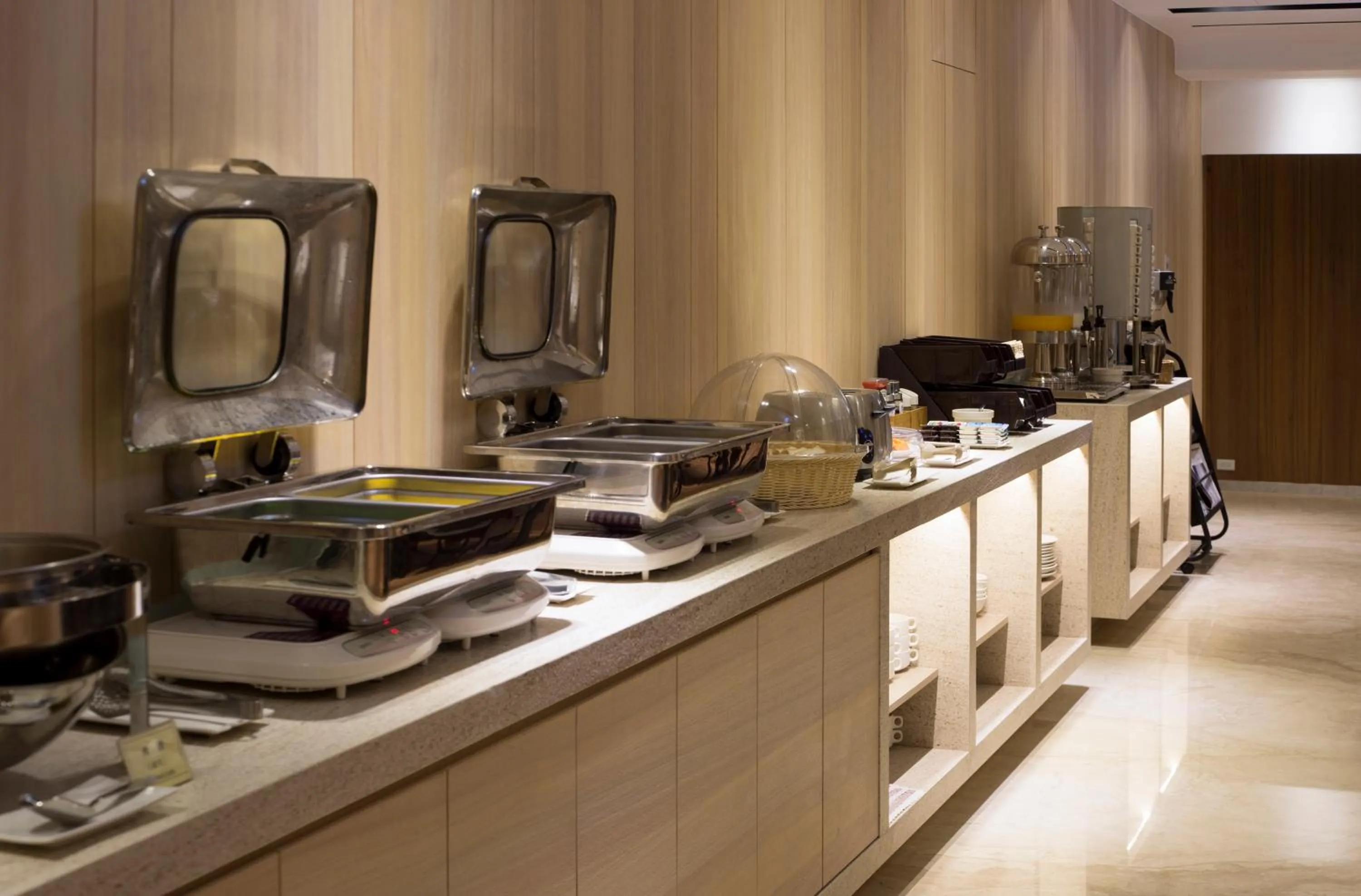 Restaurant/places to eat in Noble Hotel