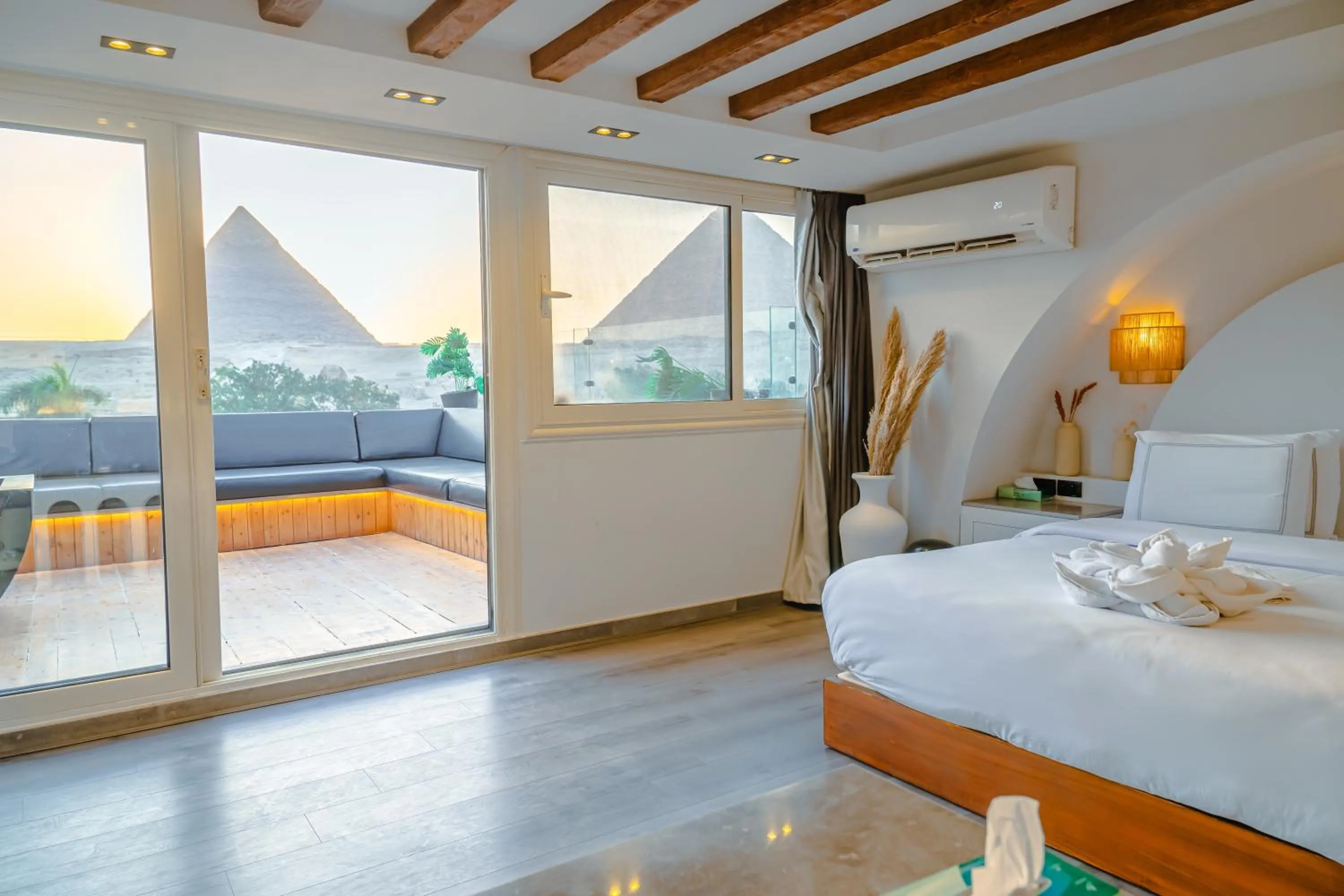 Bedroom, Bed in Great Pyramid Inn