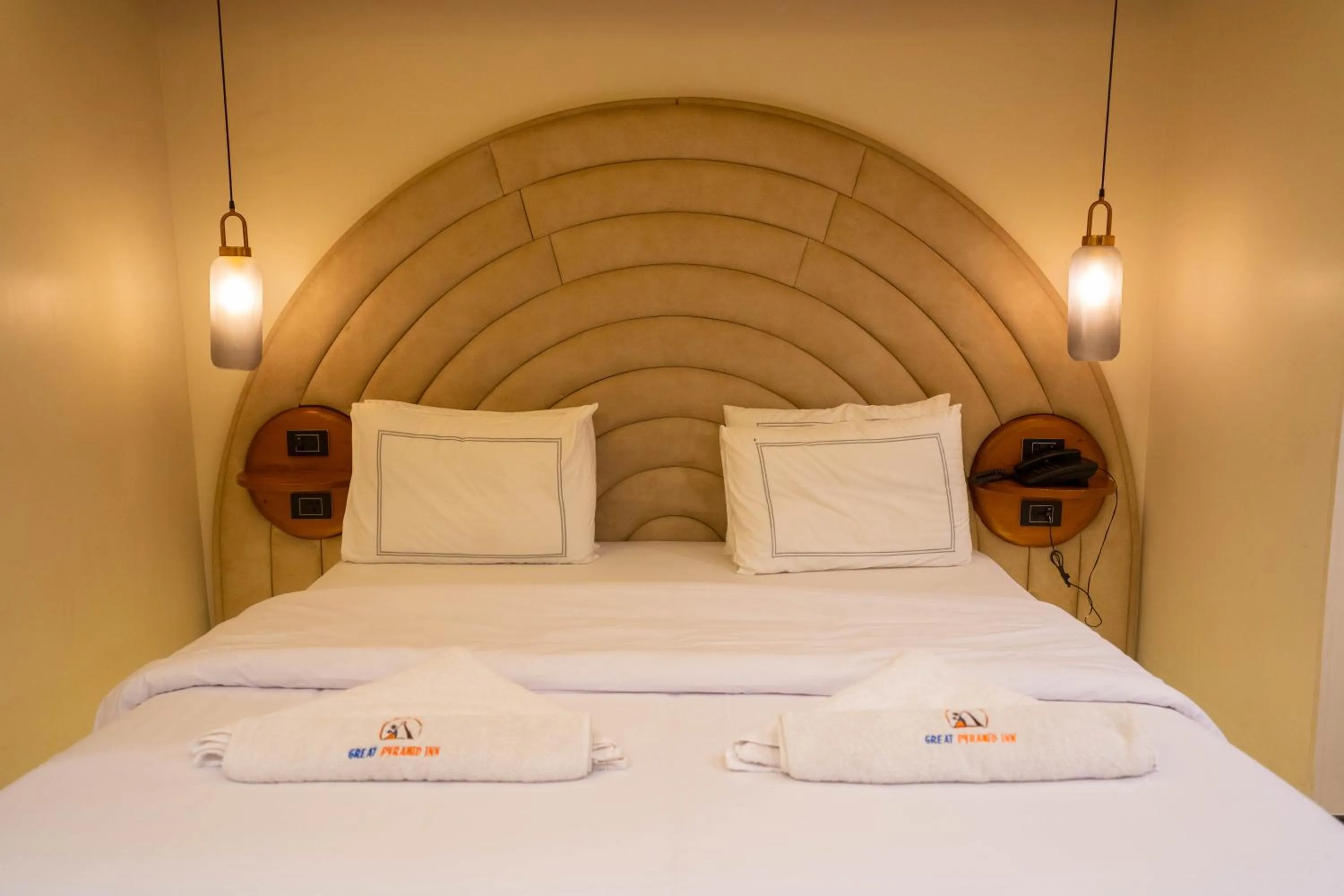 Bedroom, Bed in Great Pyramid Inn