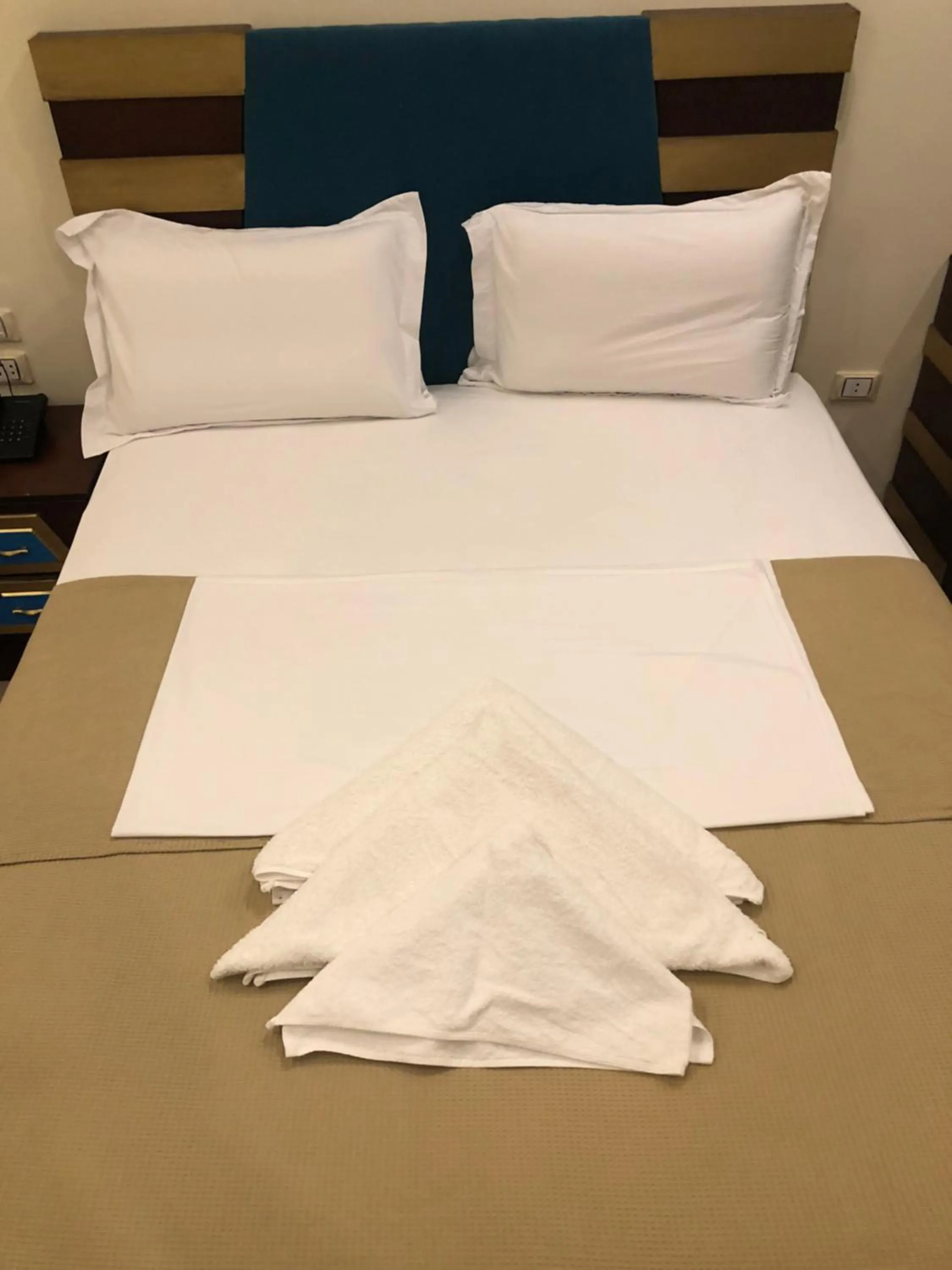 Bedroom, Bed in Great Pyramid Inn