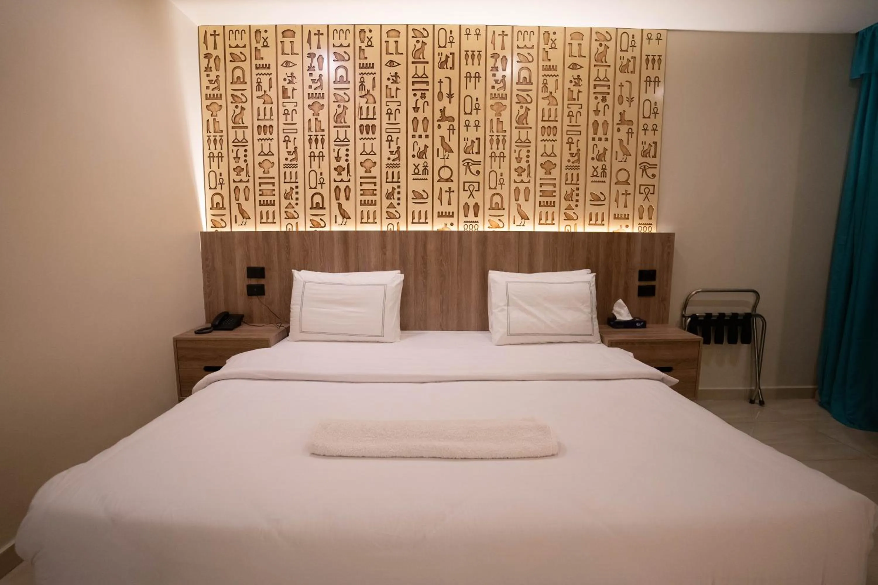 Bedroom, Bed in Great Pyramid Inn