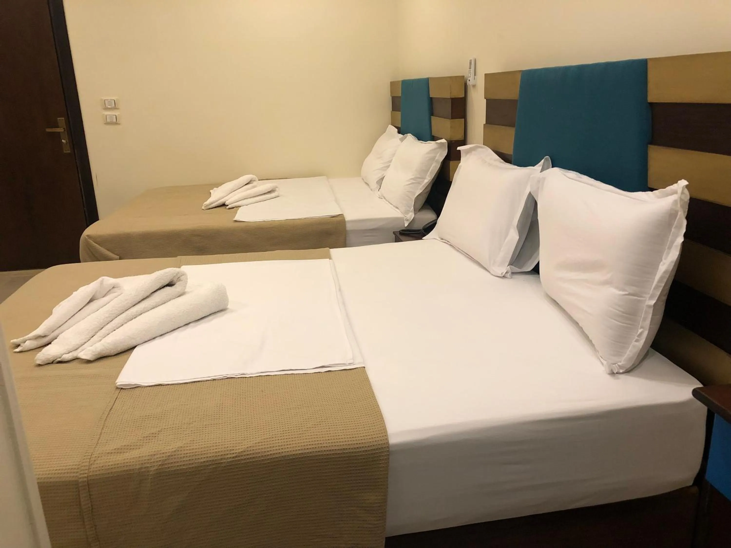 Bedroom, Bed in Great Pyramid Inn