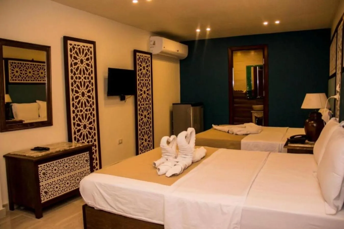 Property building, Bed in Great Pyramid Inn