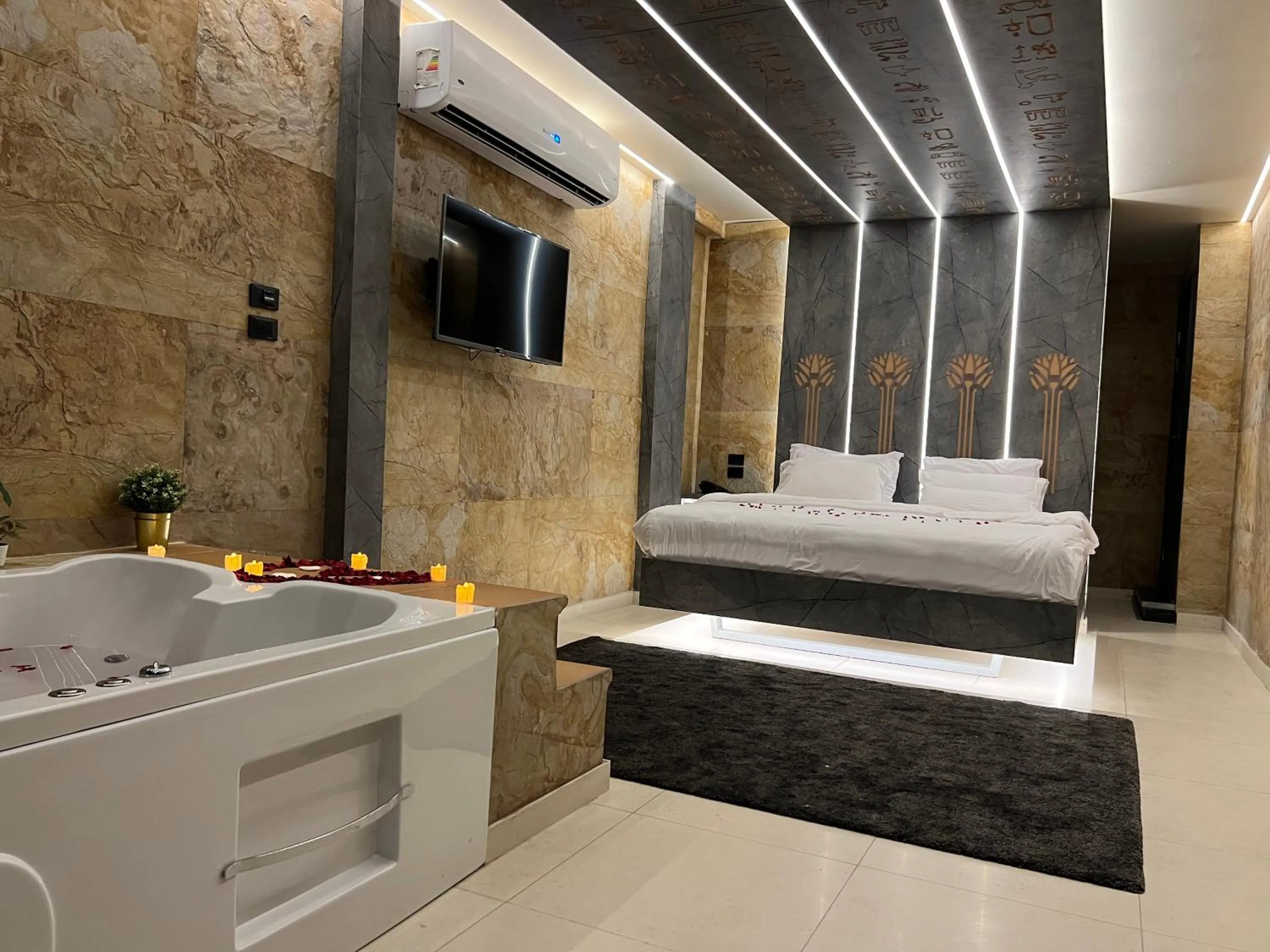 Photo of the whole room, Bed in Great Pyramid Inn