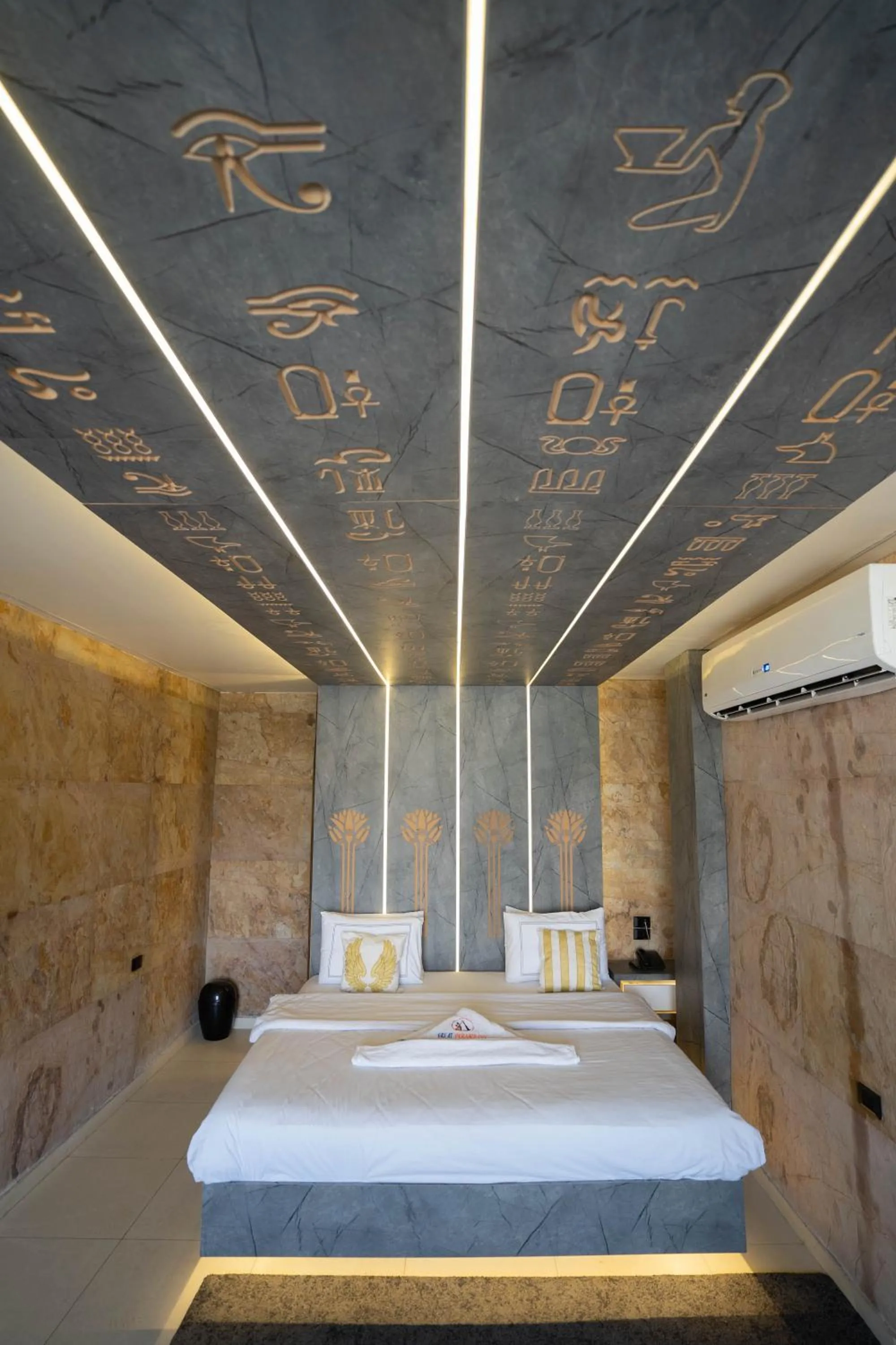 Bedroom, Bed in Great Pyramid Inn