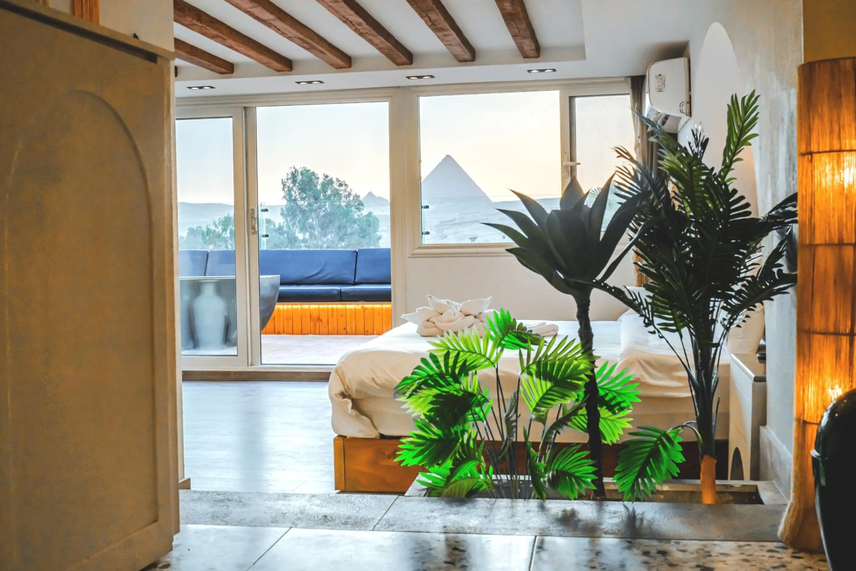 Bedroom, Bed in Great Pyramid Inn