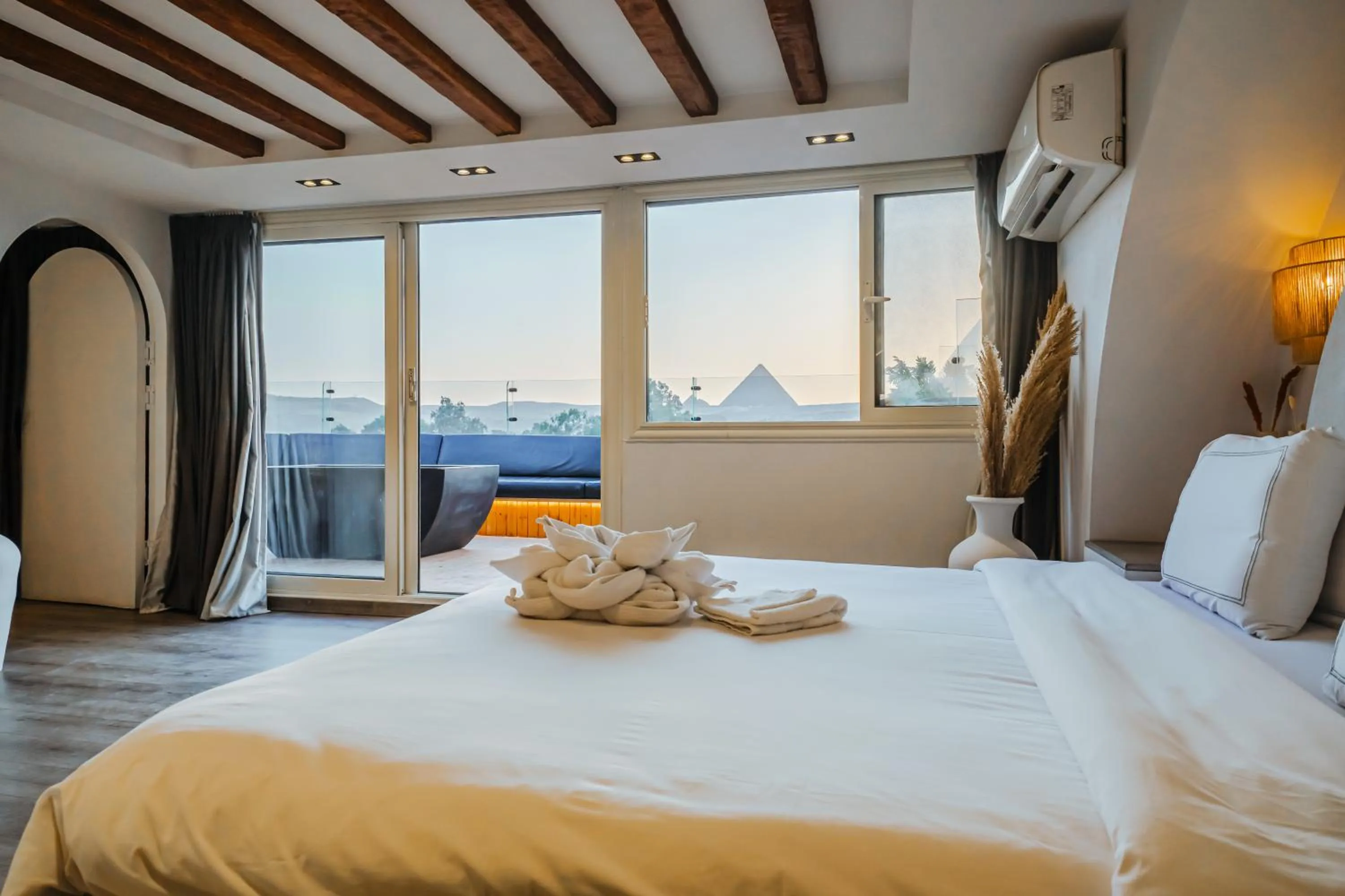 Bedroom, Bed in Great Pyramid Inn