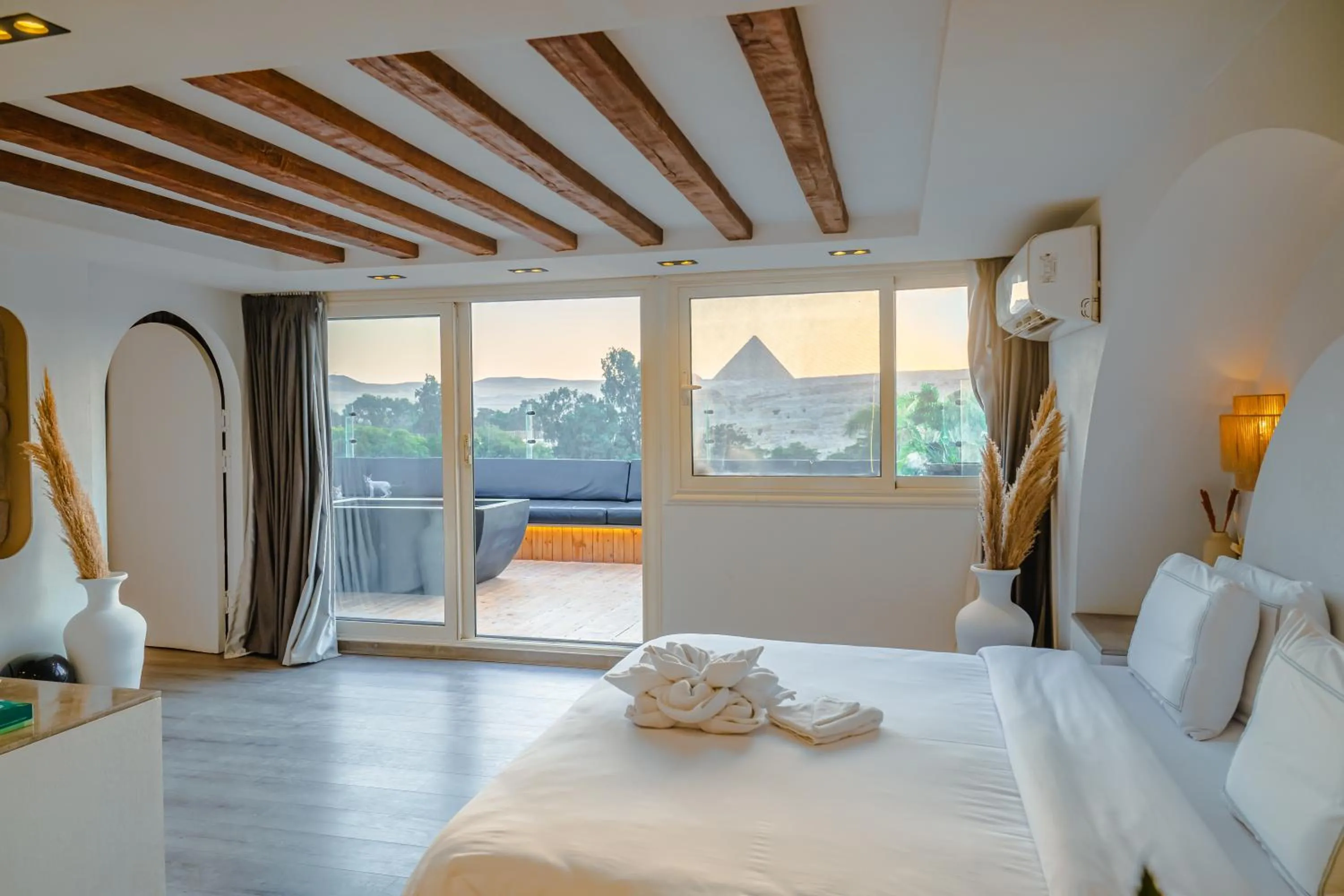 Bedroom, Bed in Great Pyramid Inn