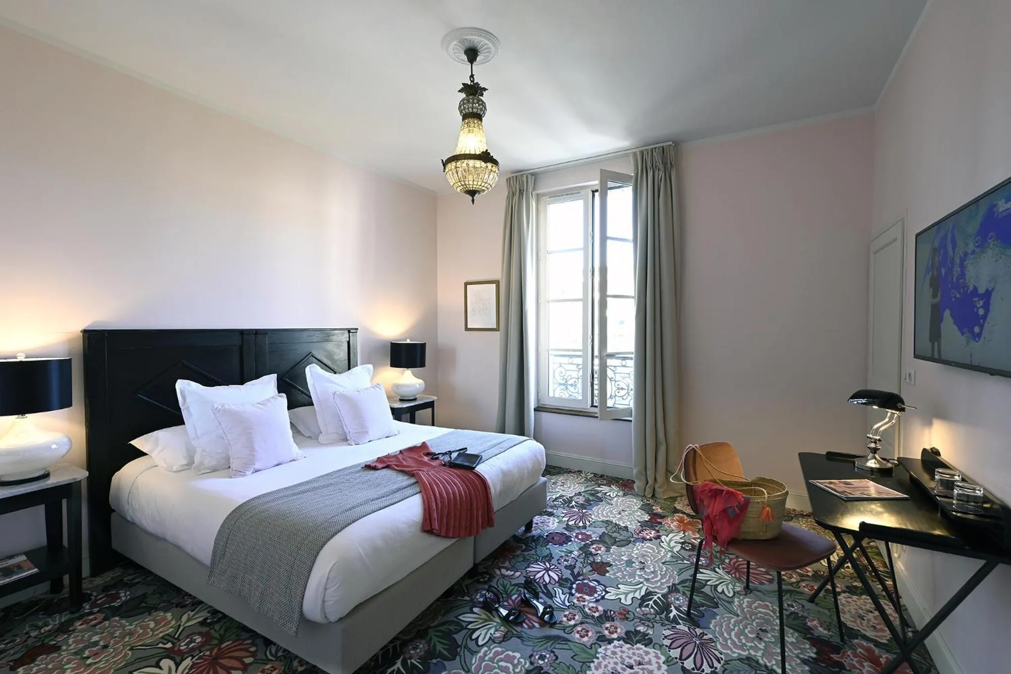 Bedroom, Bed in Grand Hôtel Henri - Teritoria