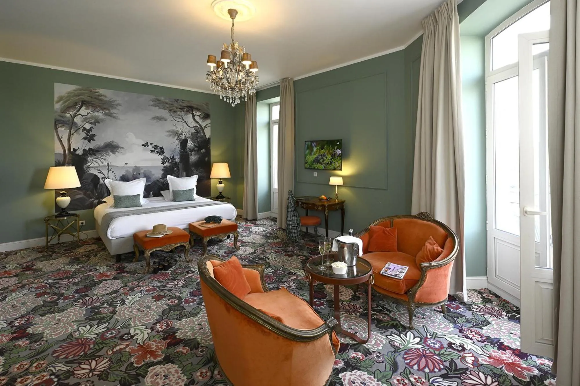 Bedroom, Bed in Grand Hôtel Henri - Teritoria