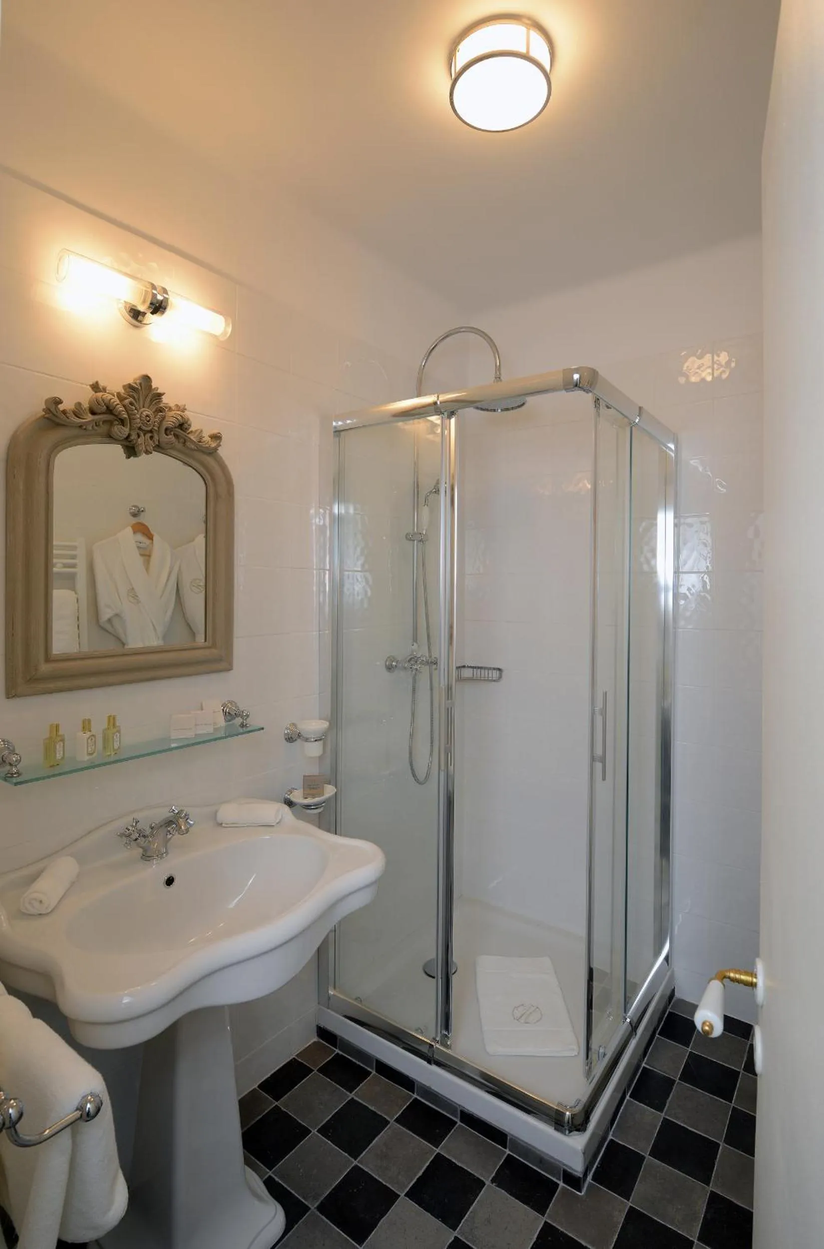 Shower in Grand Hôtel Henri - Teritoria