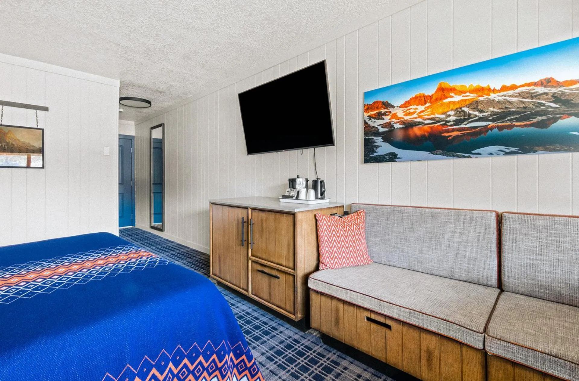 Seating area, Bed in Outbound Mammoth