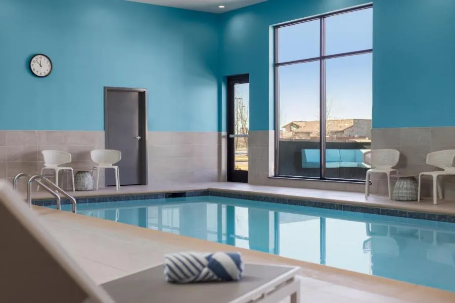 Swimming pool in Hilton Garden Inn Hutchinson