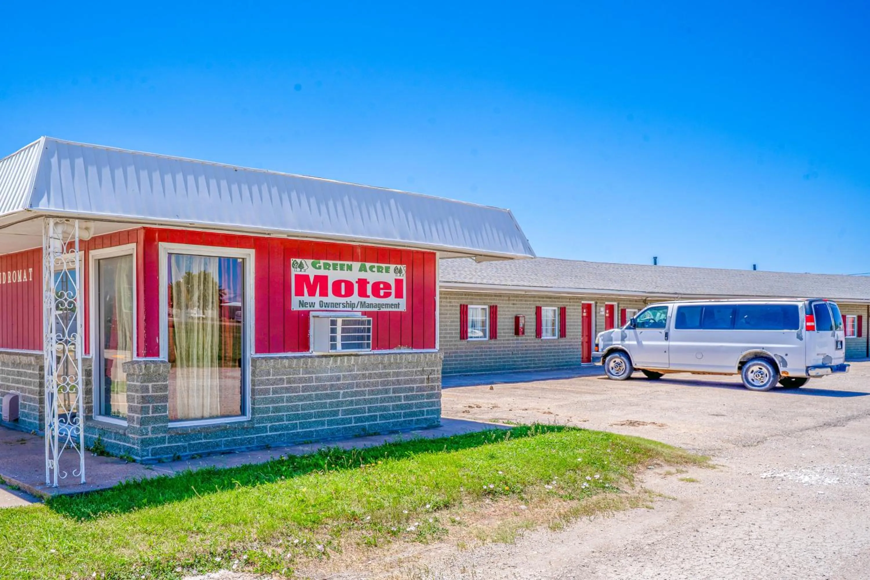Parking in Green Acre Motel by OYO Near Rush County Airport