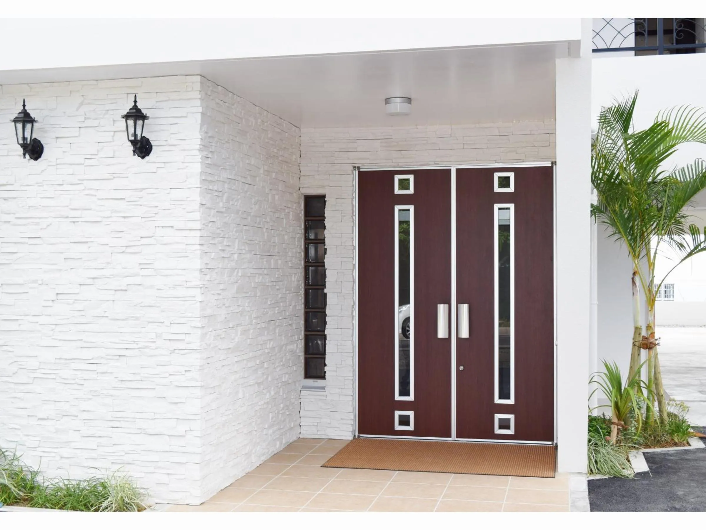 Facade/entrance in Wisteria Condominium Resort