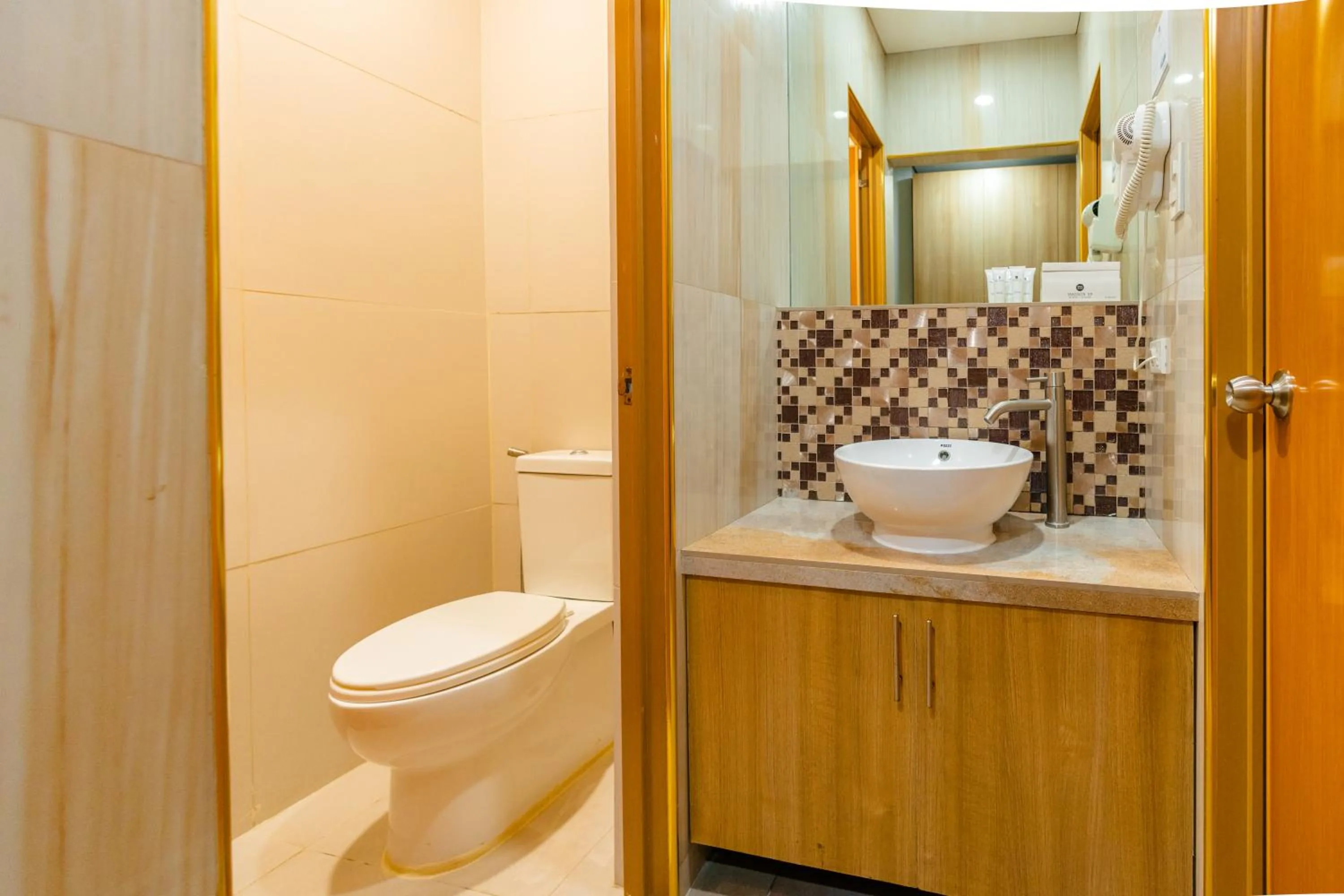 Toilet in Madison 101 Hotel + Tower