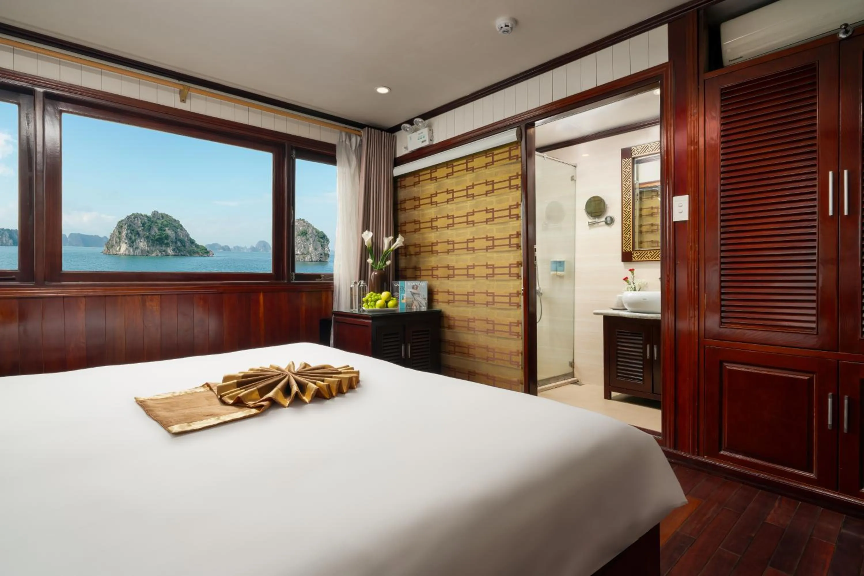 Bedroom, Bed in Swan Cruises Halong