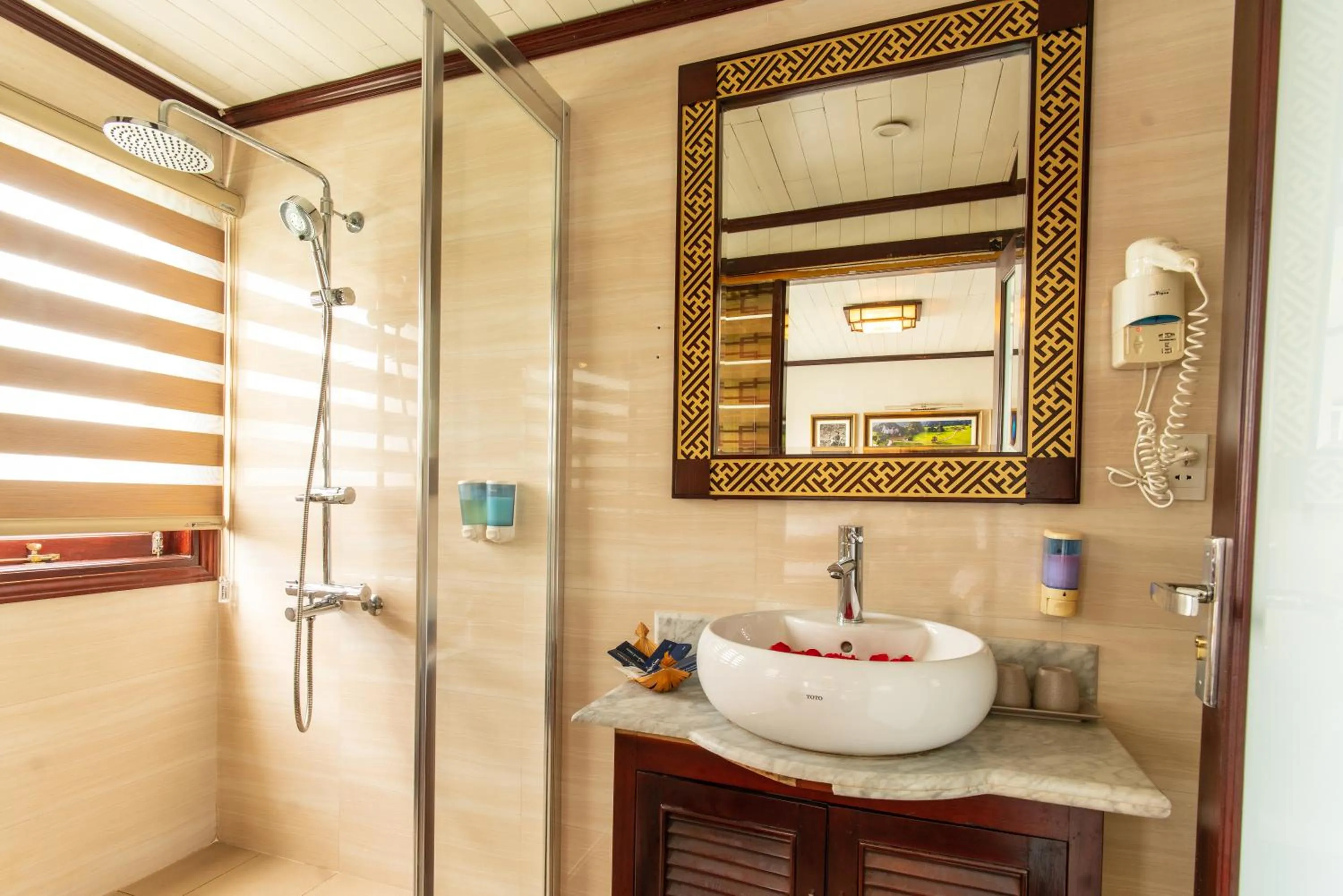 Bathroom in Swan Cruises Halong