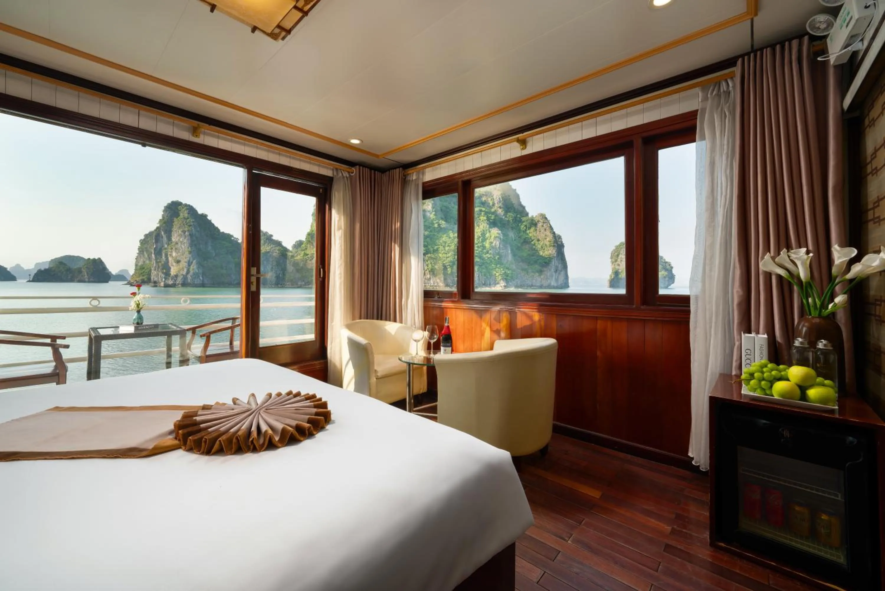 Bedroom, Bed in Swan Cruises Halong
