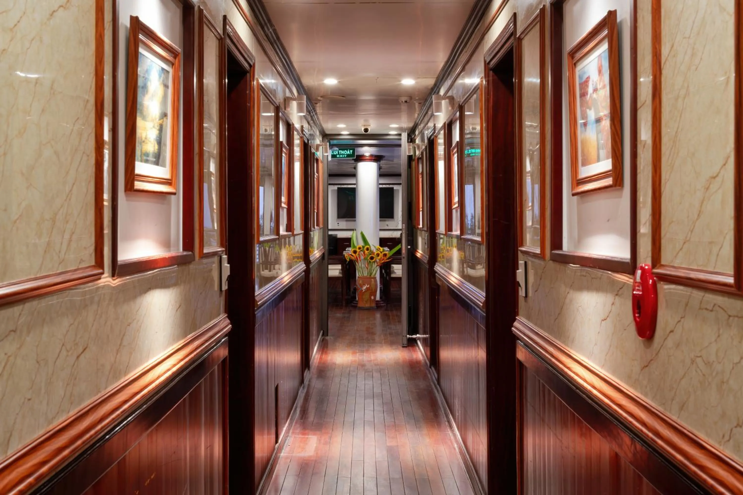 Area and facilities in Swan Cruises Halong