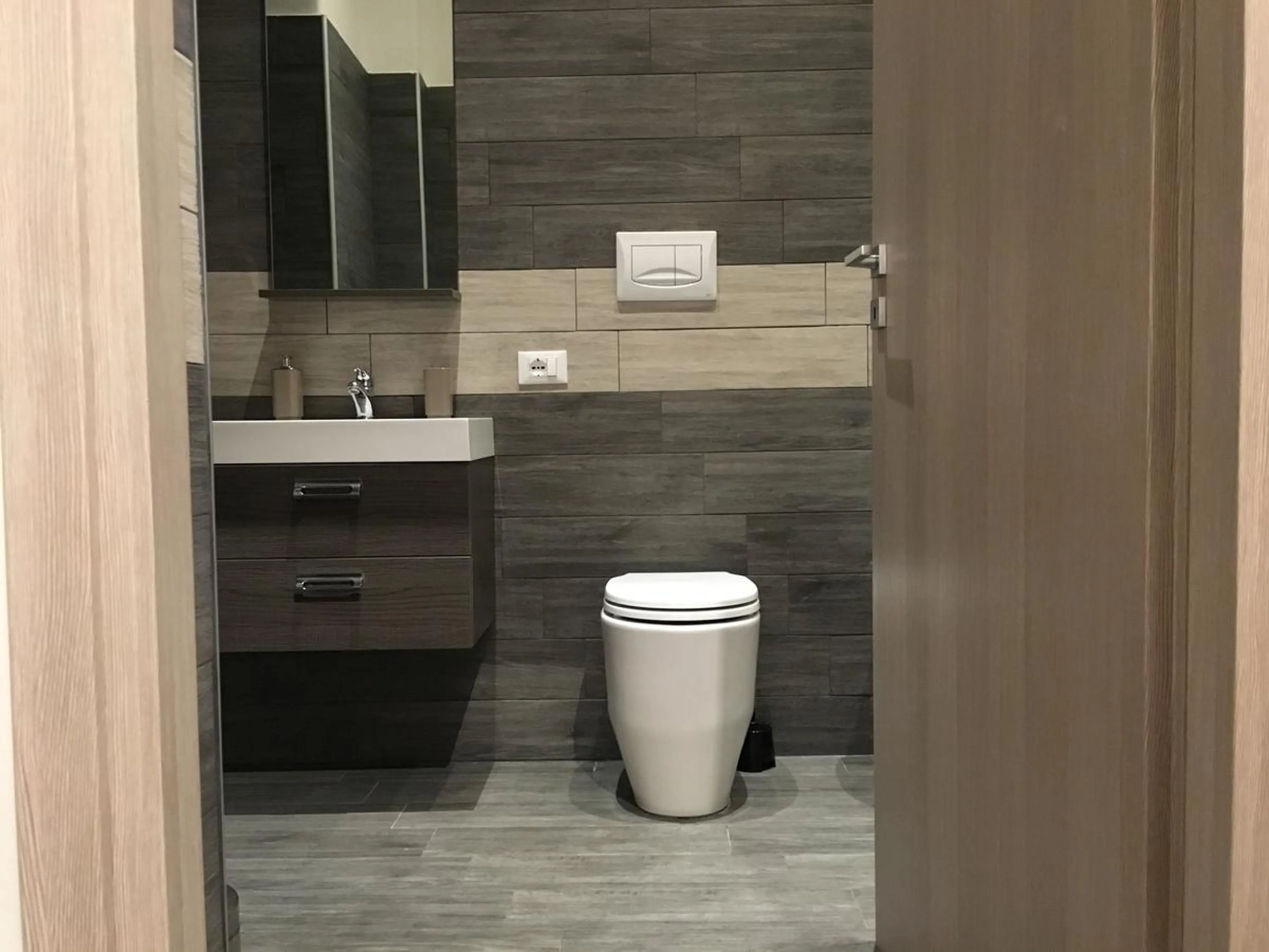 Toilet in Romano Rooms