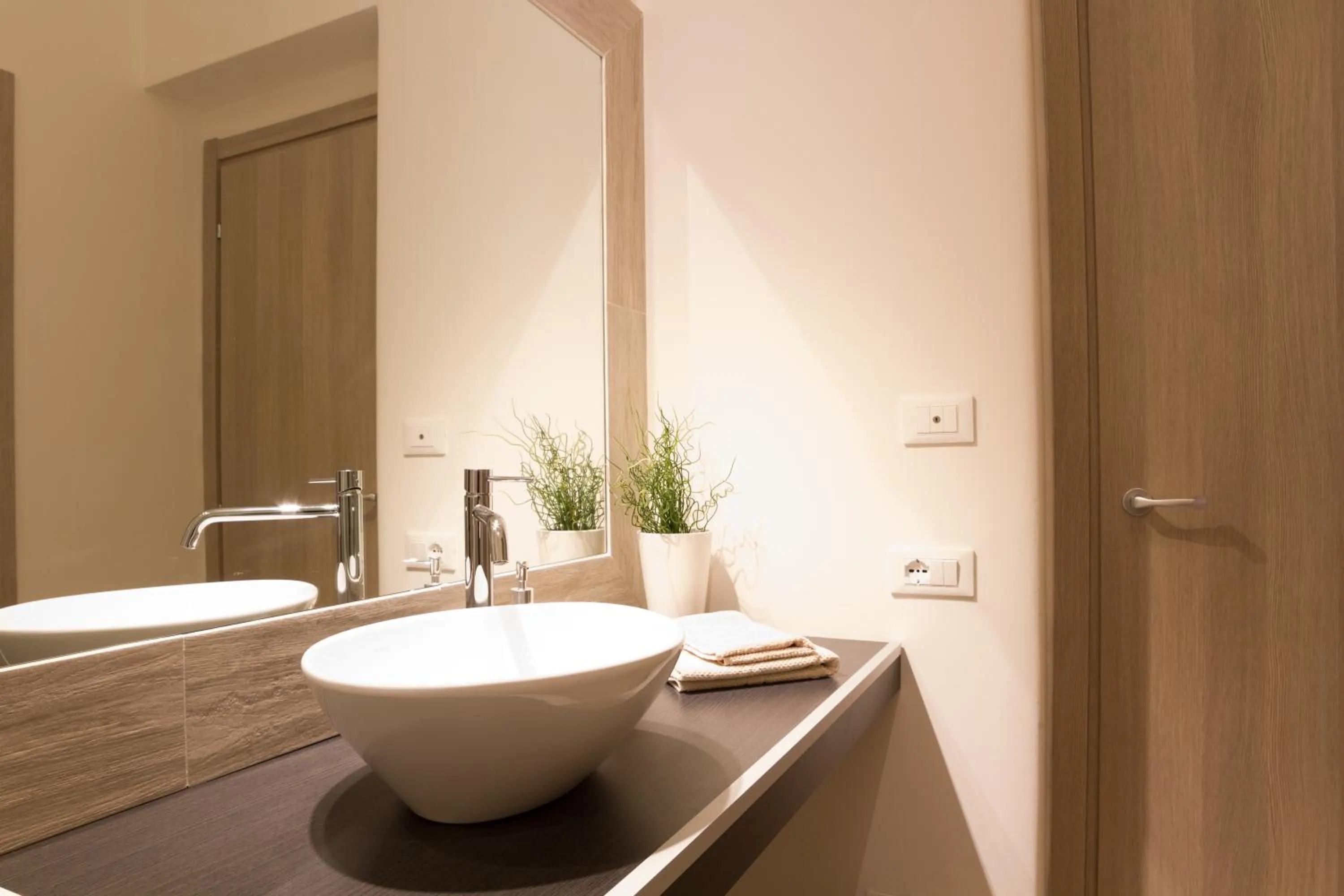 Area and facilities in Romano Rooms