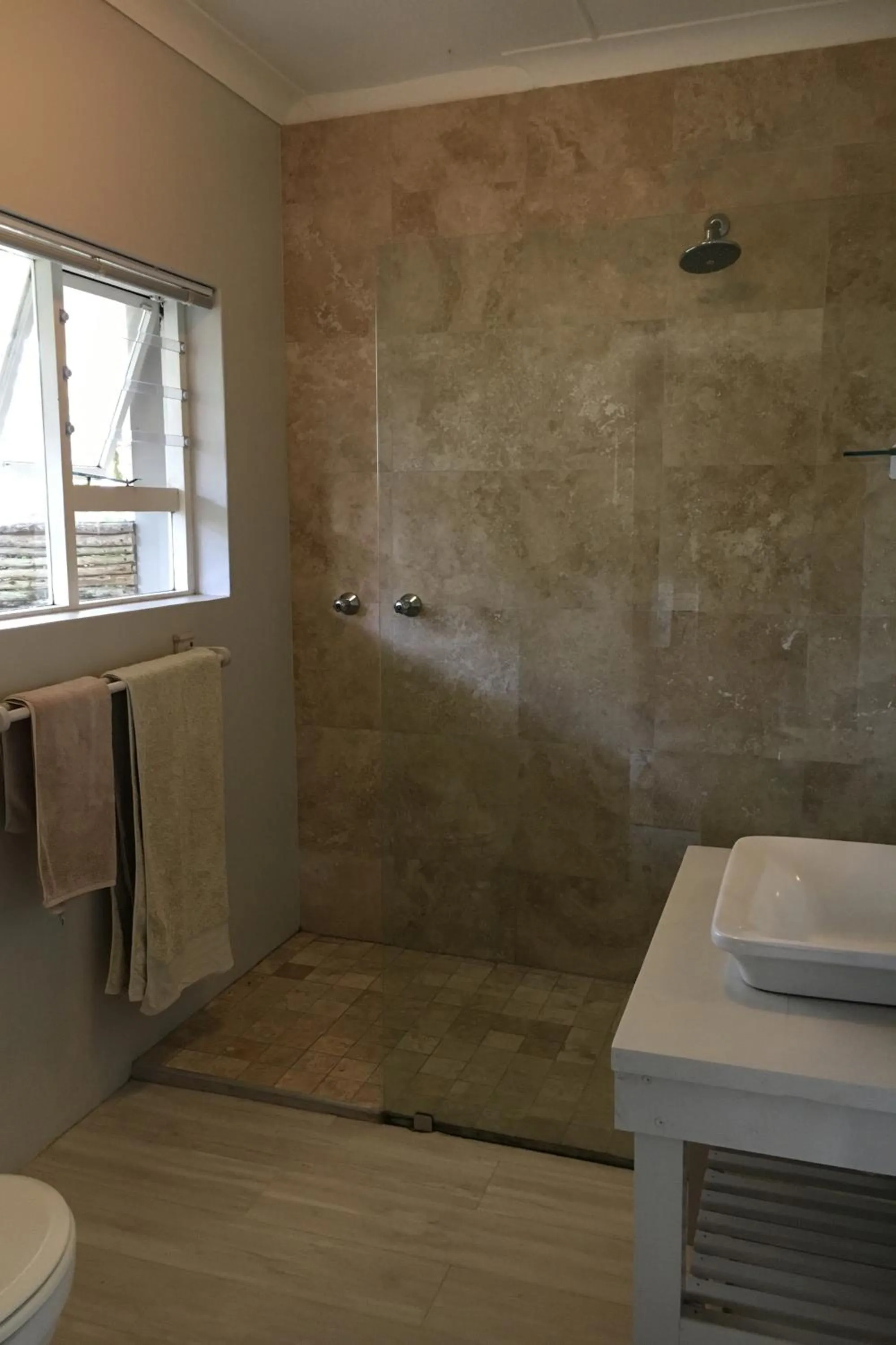 Shower in Pollock's B&B