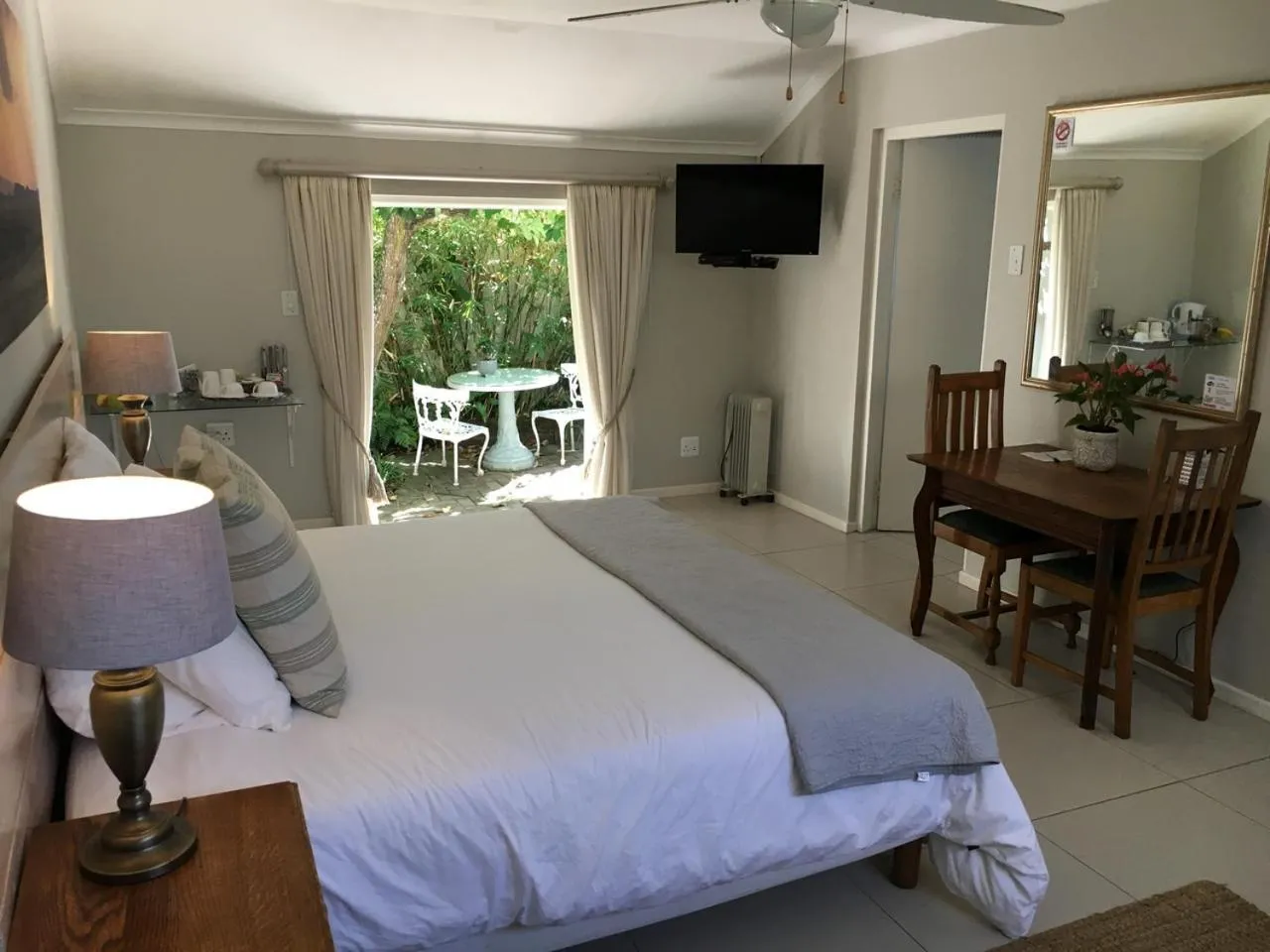 Photo of the whole room, Bed in Pollock's B&B