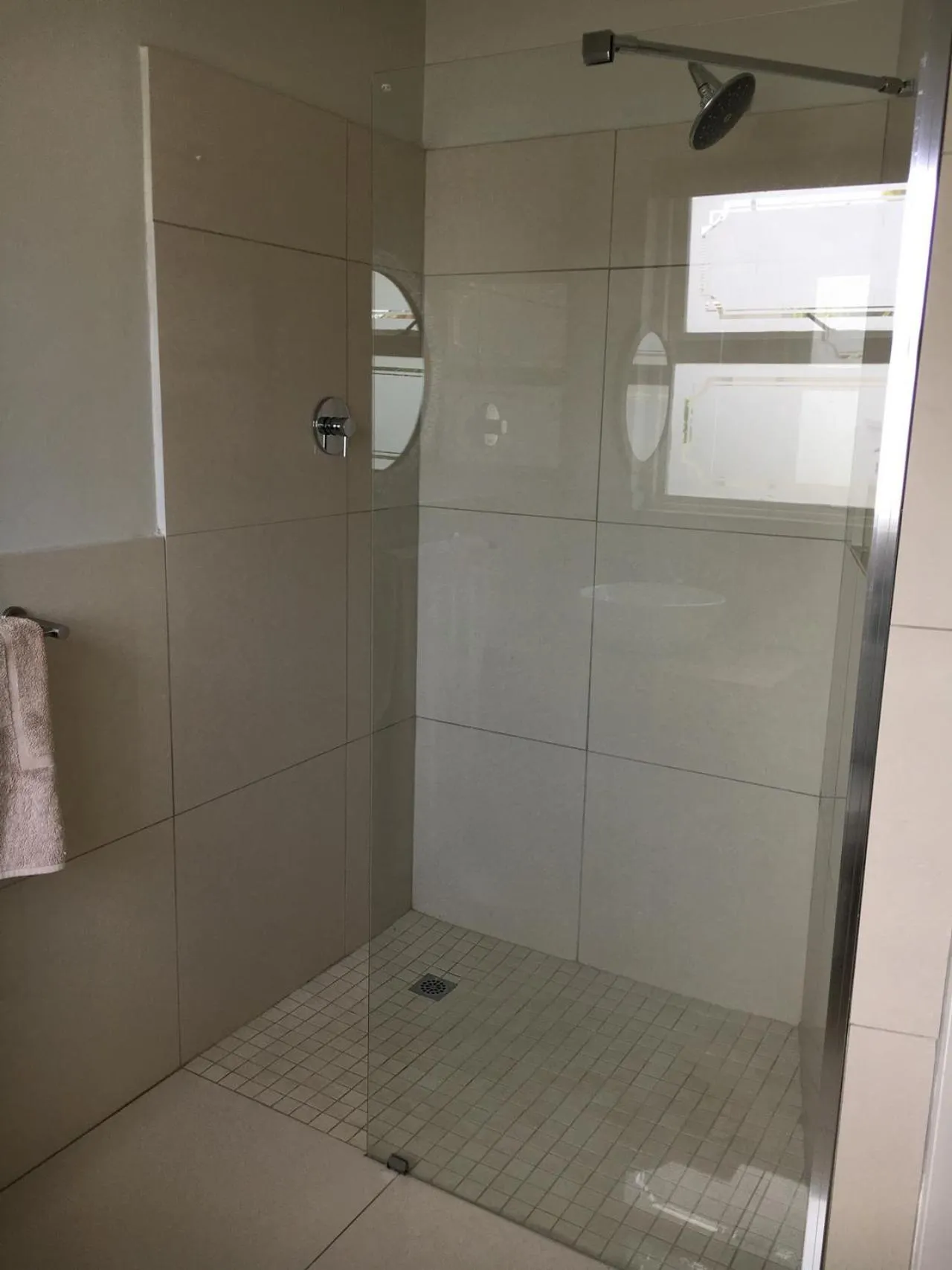 Shower in Pollock's B&B