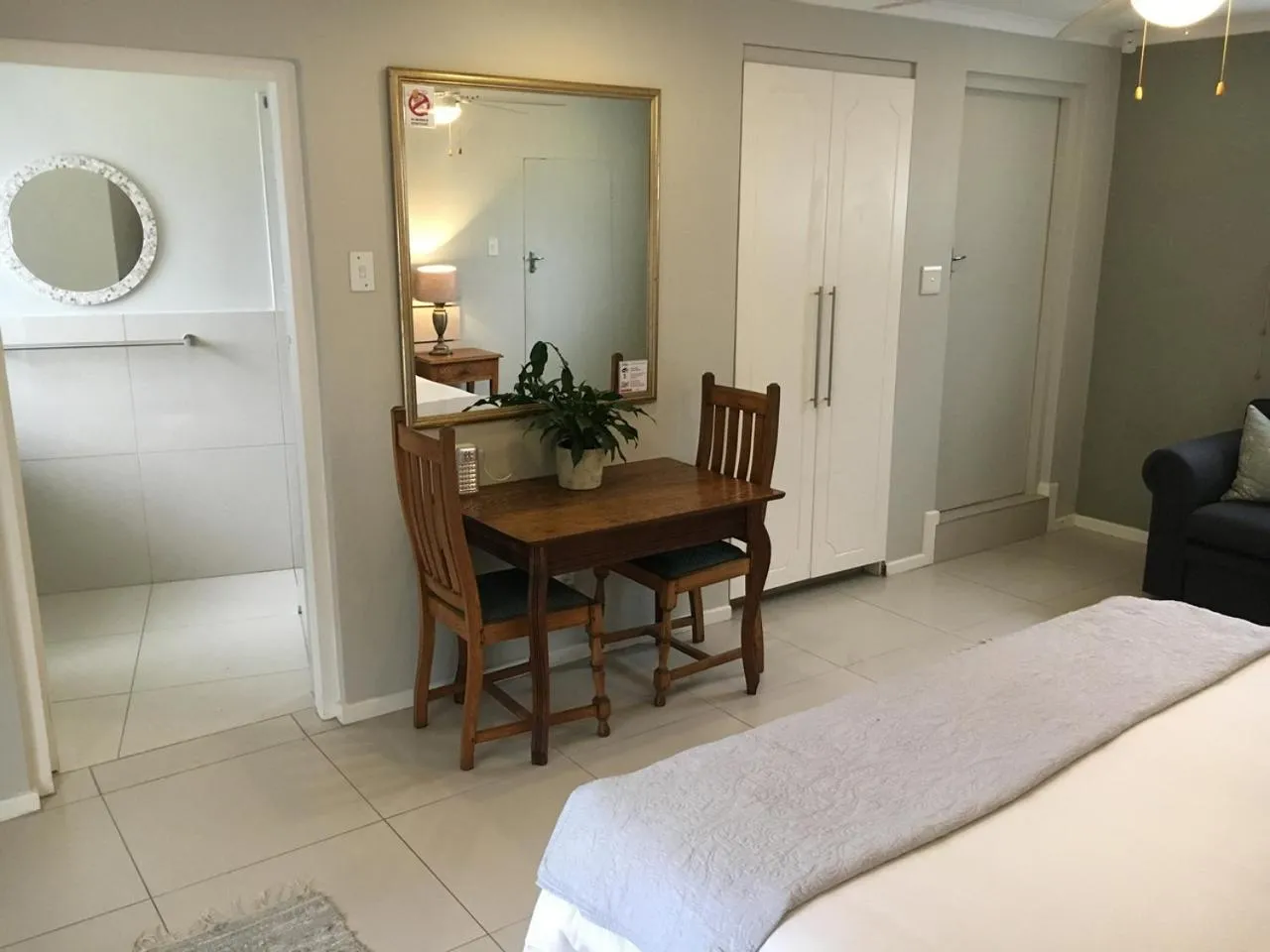 Dining area, Bed in Pollock's B&B