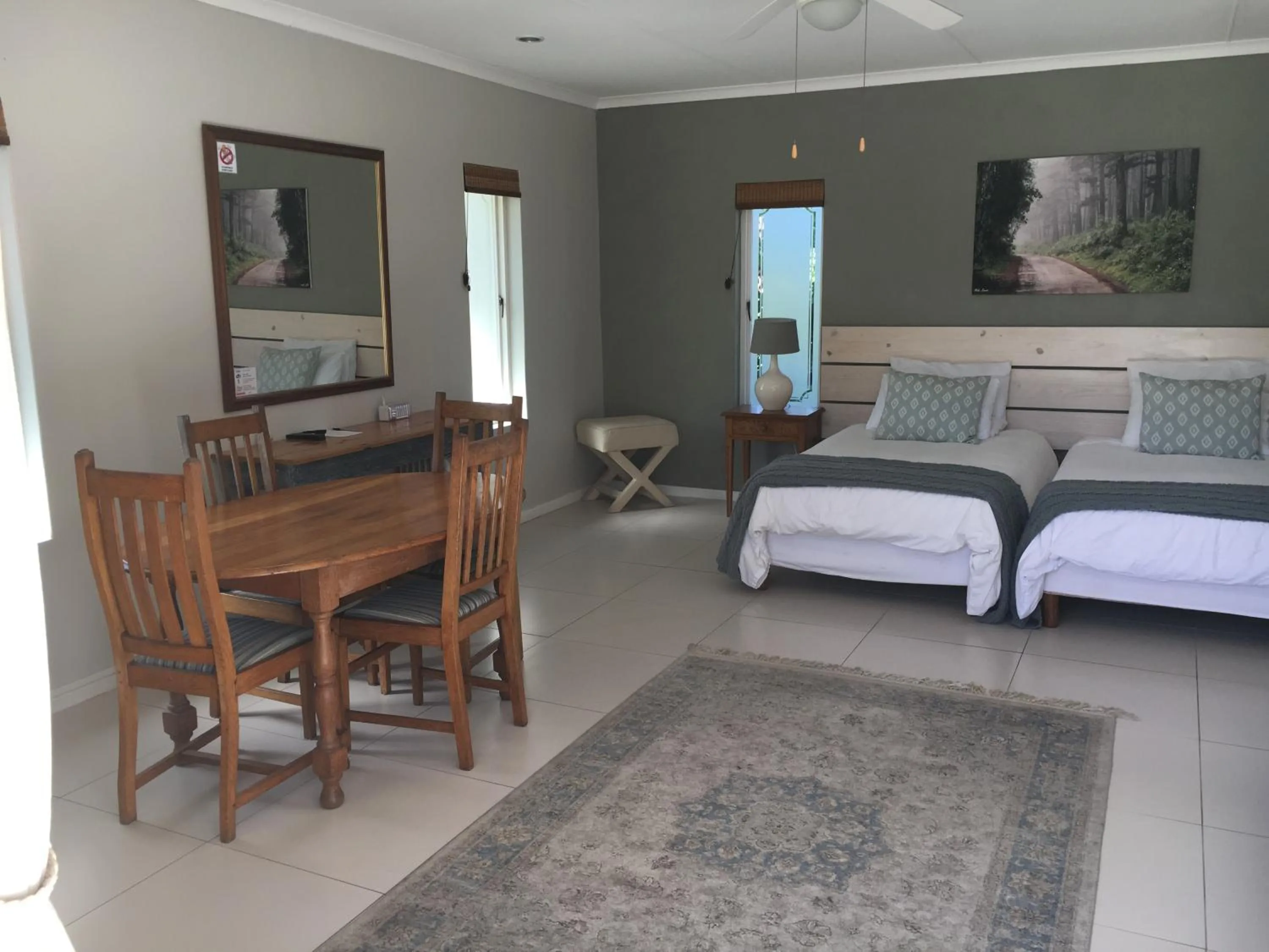 Dining area, Bed in Pollock's B&B