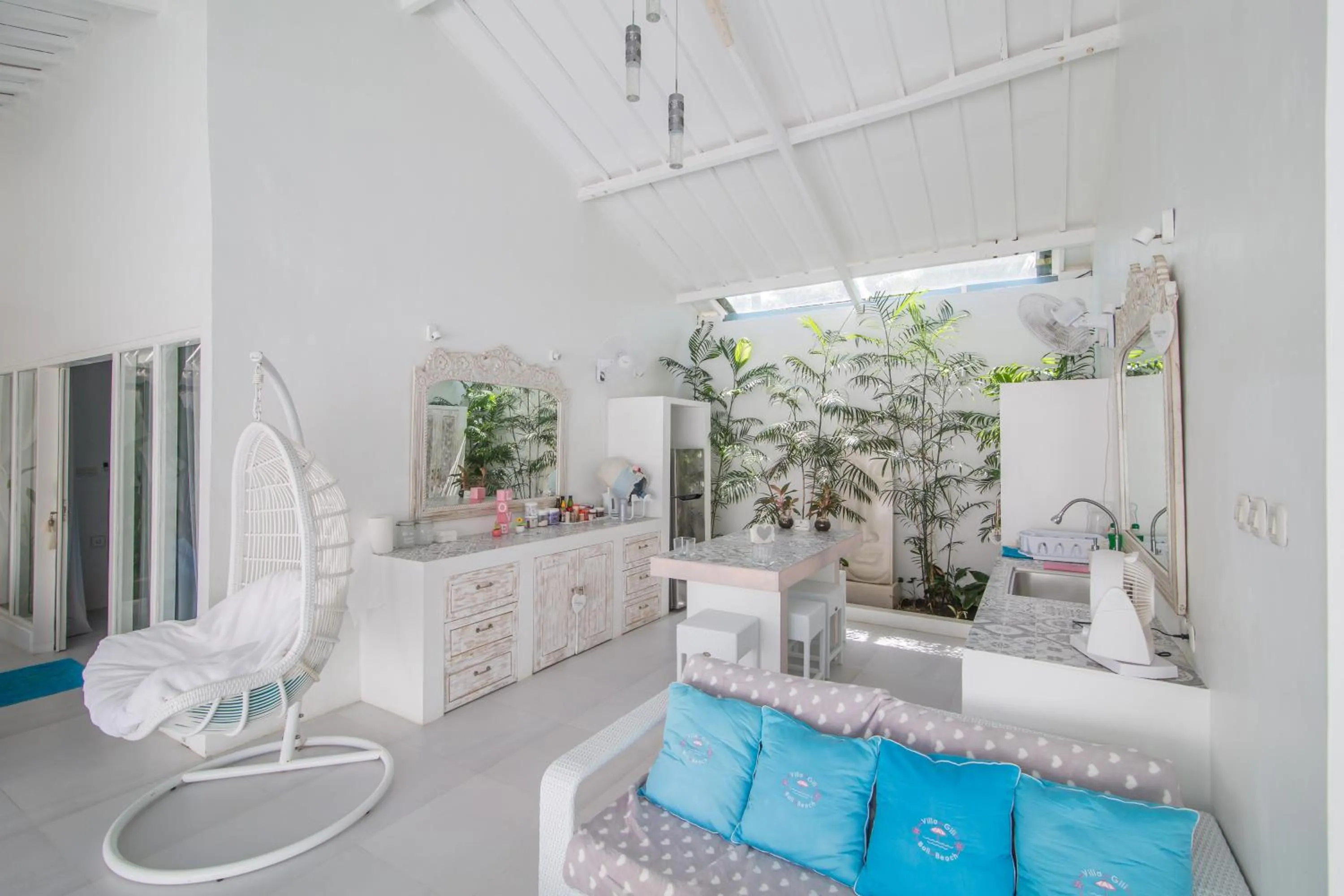 Communal lounge/ TV room in Villa Gili Bali Beach