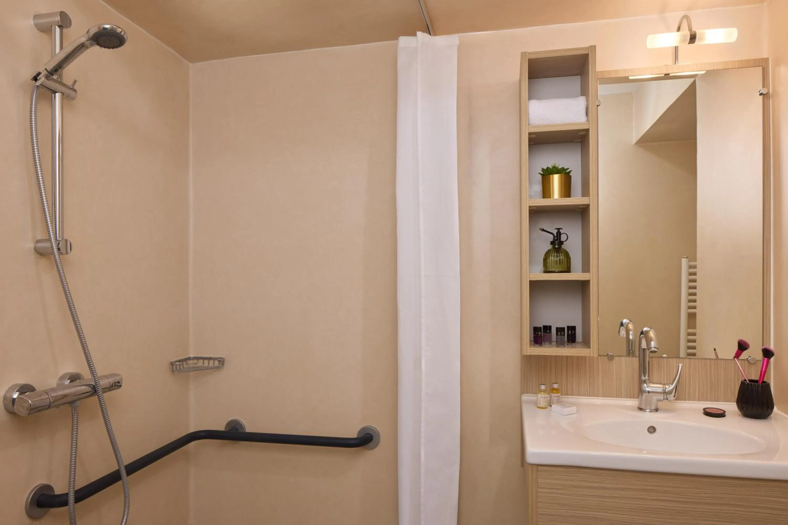 Bathroom in Quality Aparthotel Parc Marne la Vallée