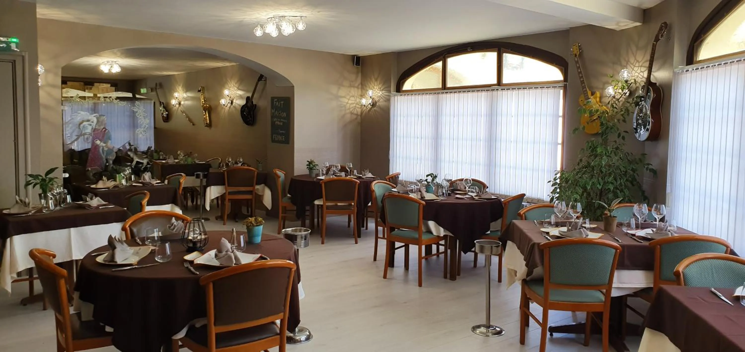 Restaurant/places to eat in Logis Hôtel Saint-Hubert