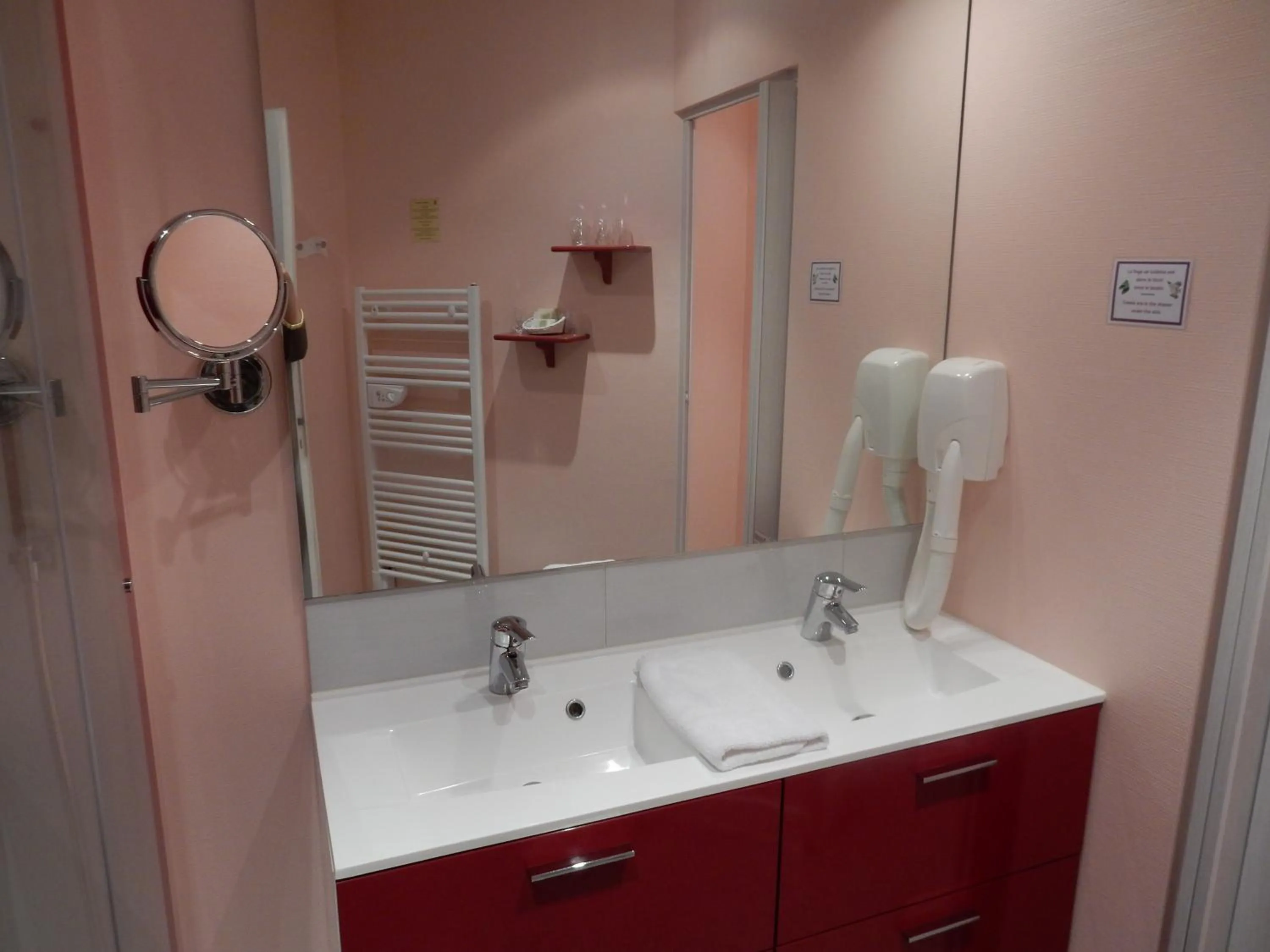 Bathroom in Logis Hôtel Saint-Hubert