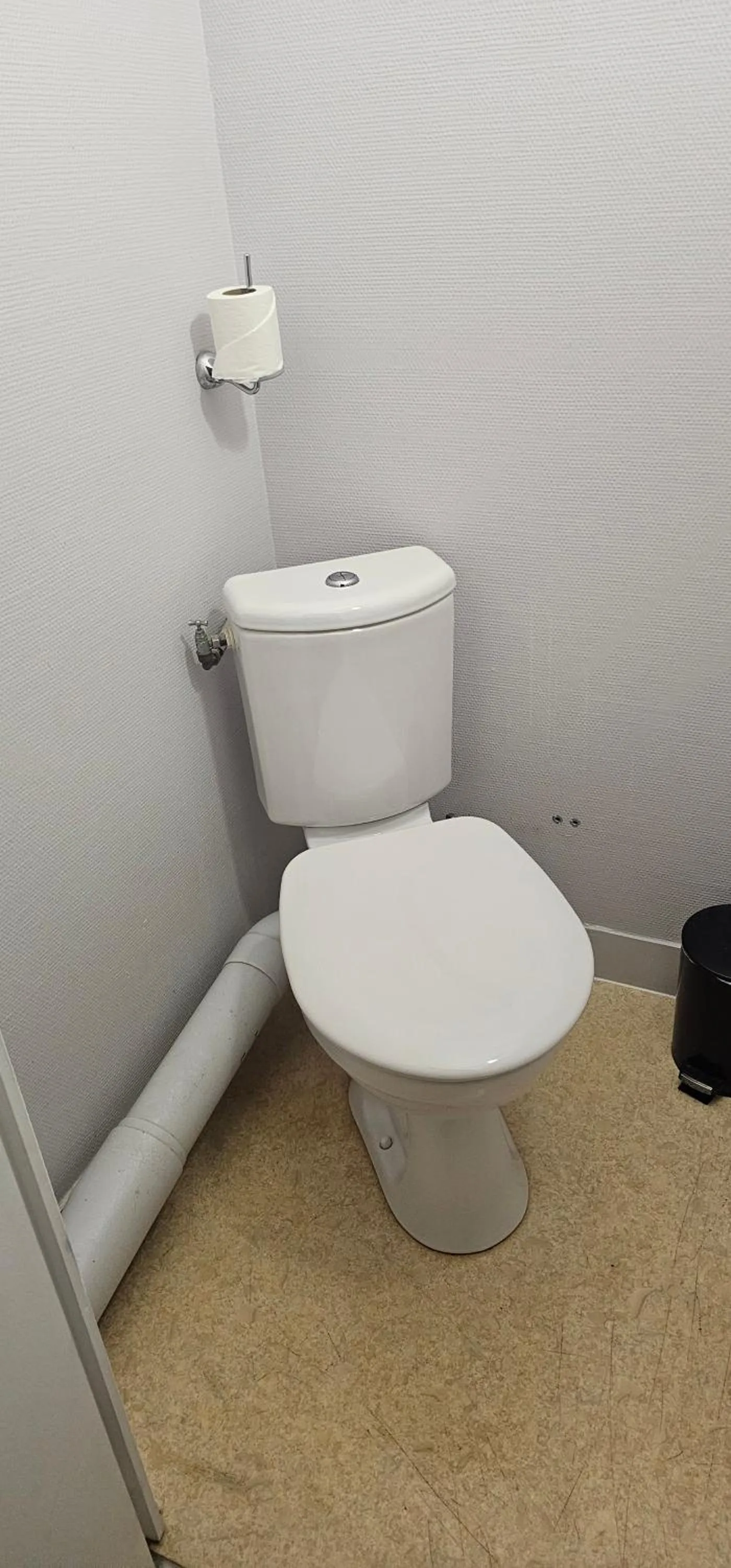 Toilet in Logis Hôtel Saint-Hubert