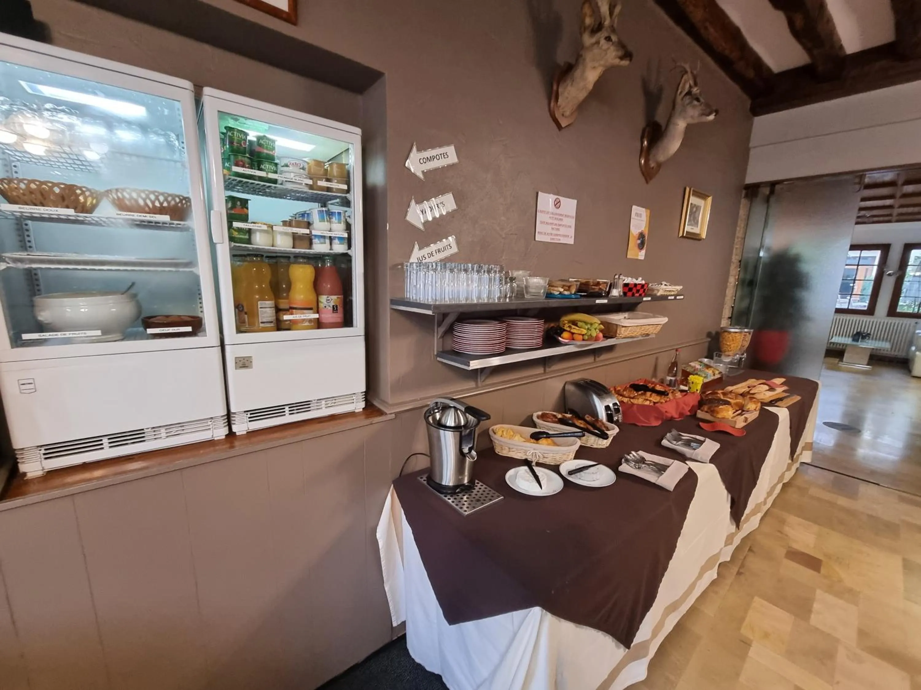 Continental breakfast in Logis Hôtel Saint-Hubert