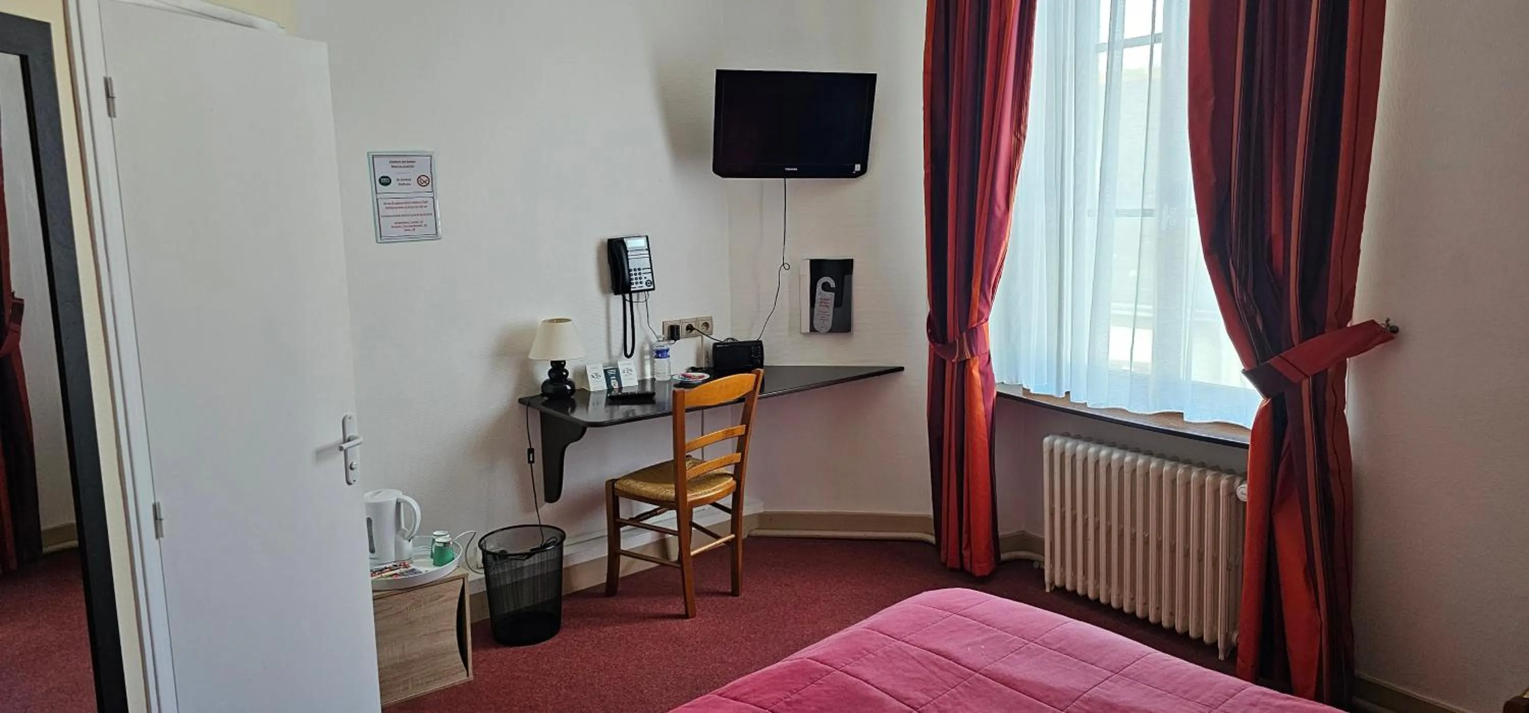 Bedroom, Bed in Logis Hôtel Saint-Hubert