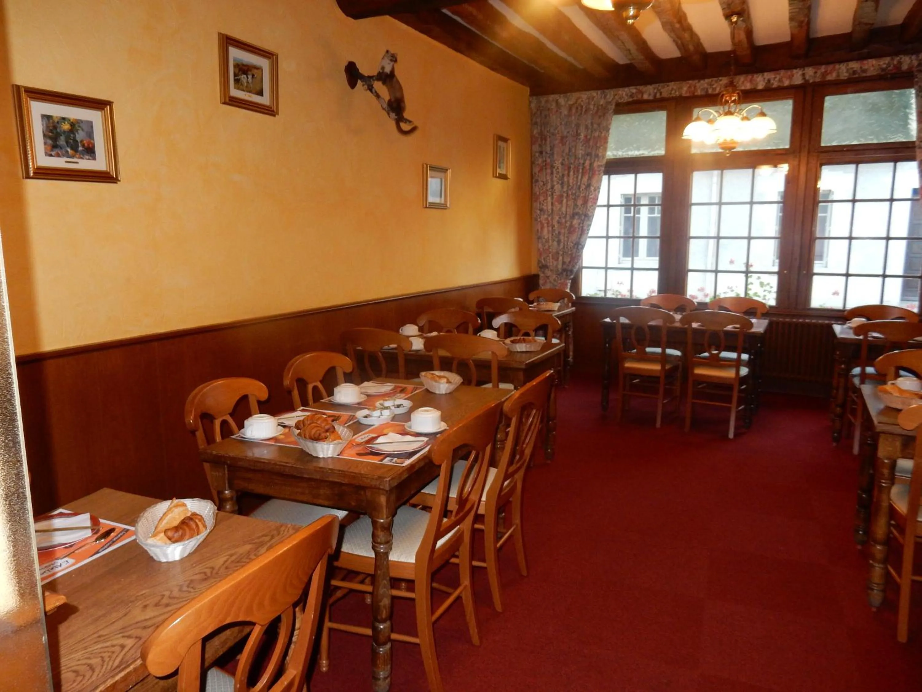 Restaurant/places to eat in Logis Hôtel Saint-Hubert