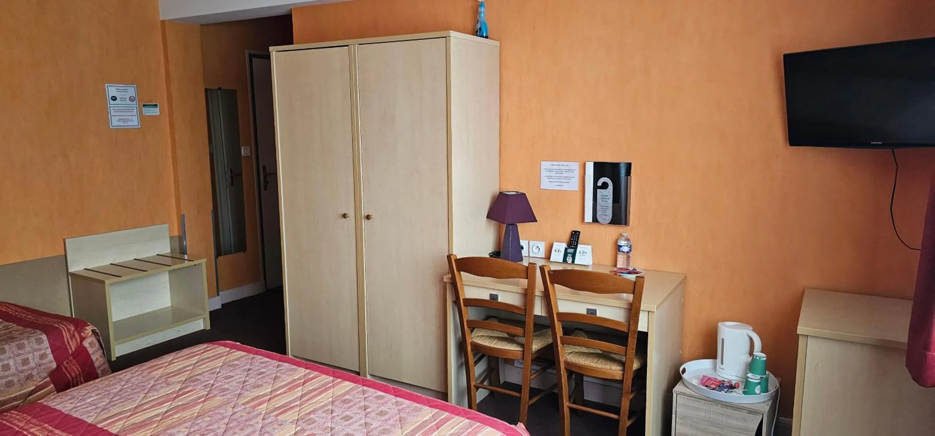 TV and multimedia, Bed in Logis Hôtel Saint-Hubert